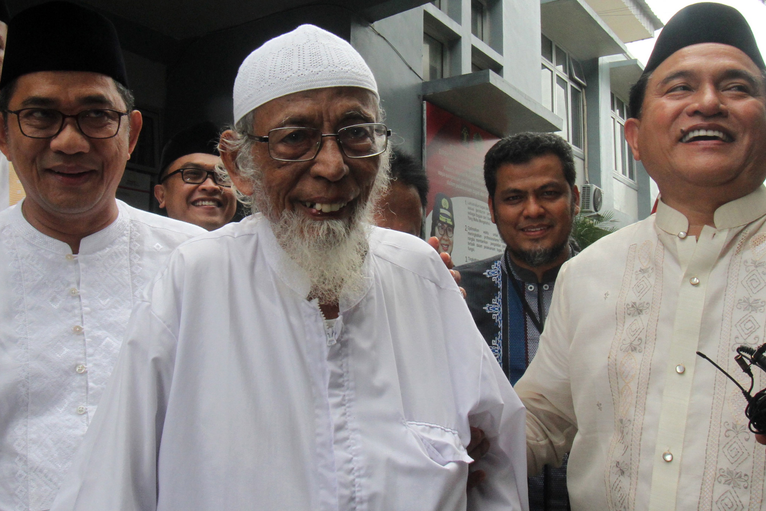 Abu Bakar Baasyir (tengah).