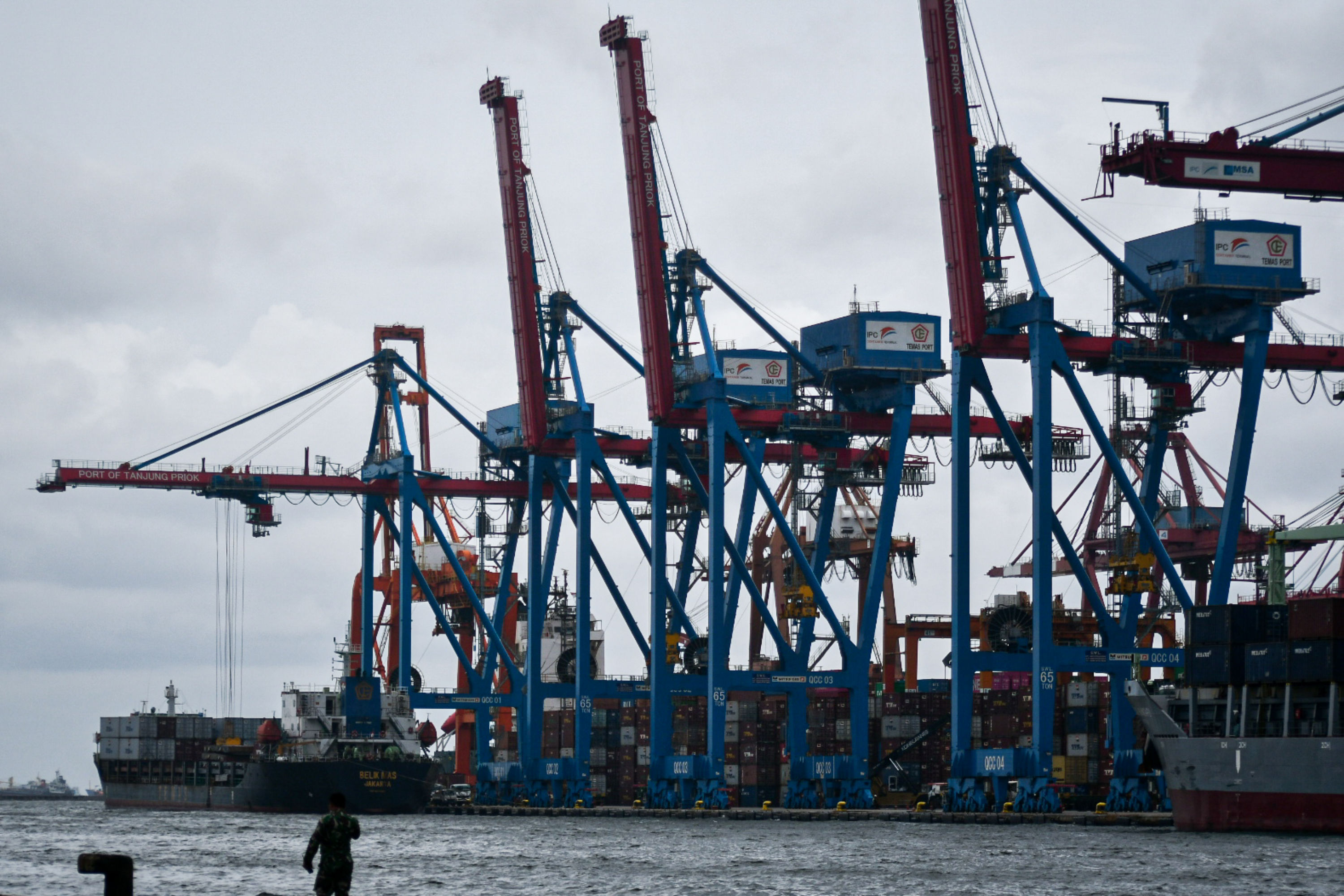 Aktivitas bongkar-muat di Pelabuhan tanjung Priok