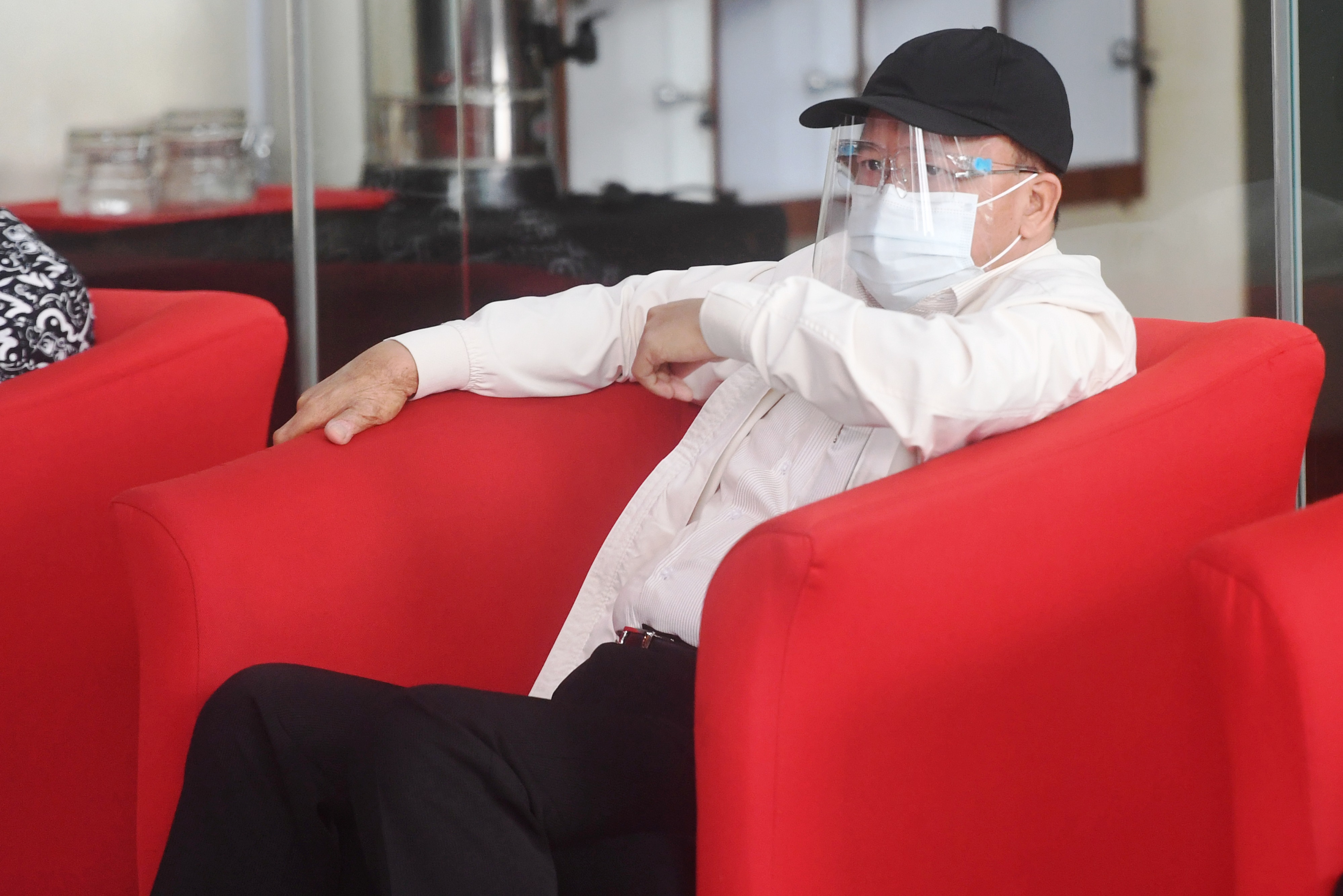 Gubernur Bengkulu Rohidin Mersyah menunggu jadwal pemeriksaan di gedung KPK, Jakarta, Senin (18/1/2021).