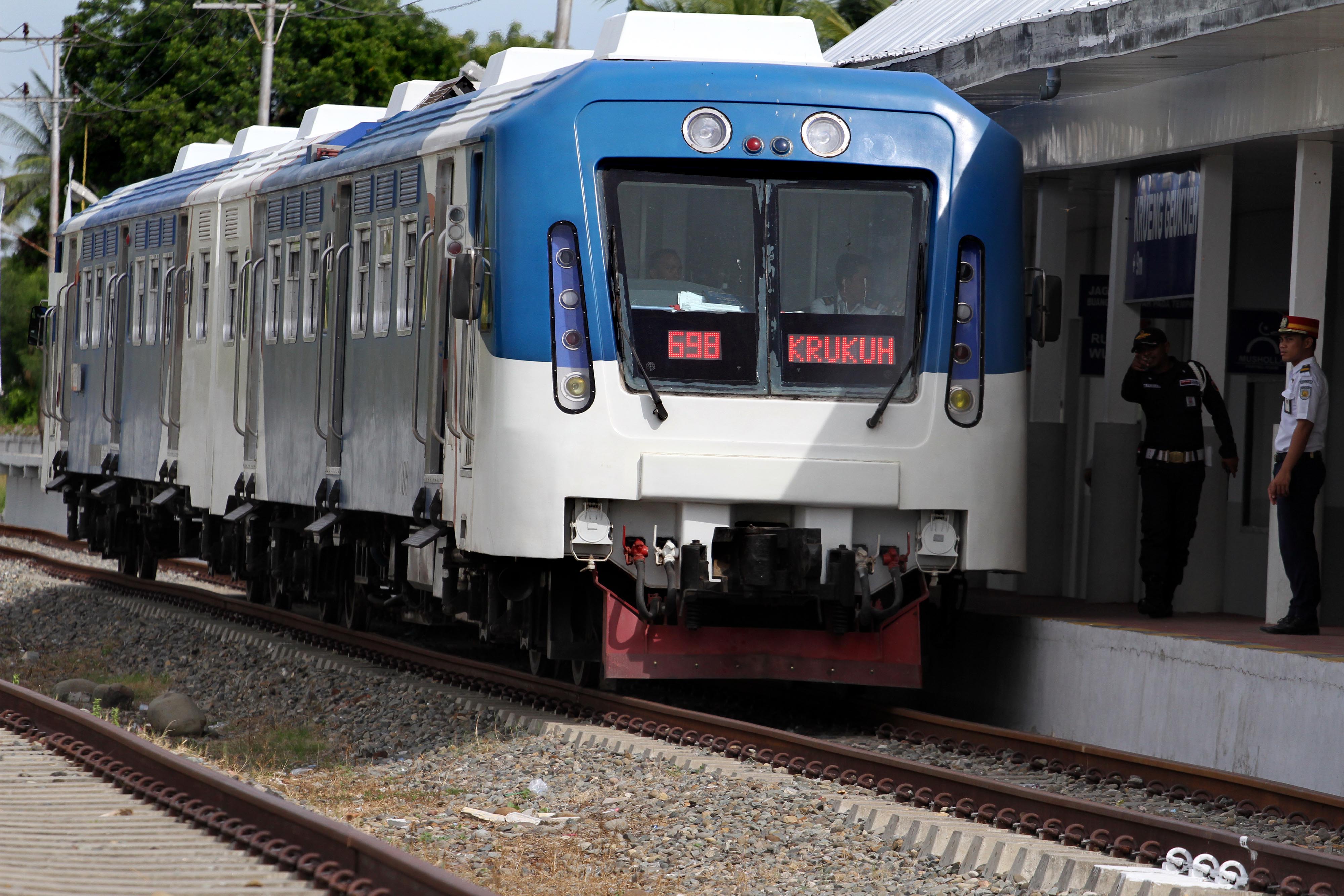 Kereta Api Cut Meutia melintasi stasiun Krueng Mane menuju stasiun Krueng Geukueh, Dewantara, Aceh Utara, Aceh.