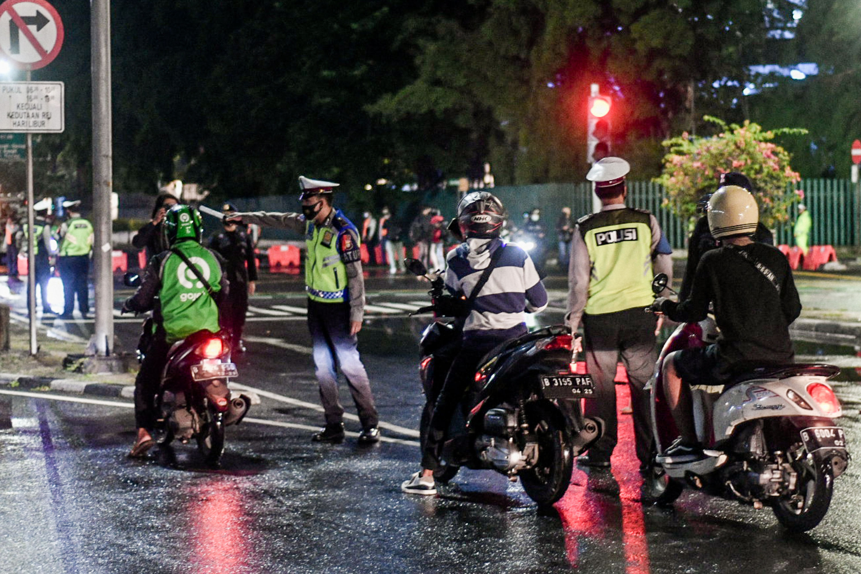 Aparat kepolisian menutup ruas  Jalan Imam Bonjol Jakarta Pusat, Kamis (31/12/2020) menjelang pergantian tahun.