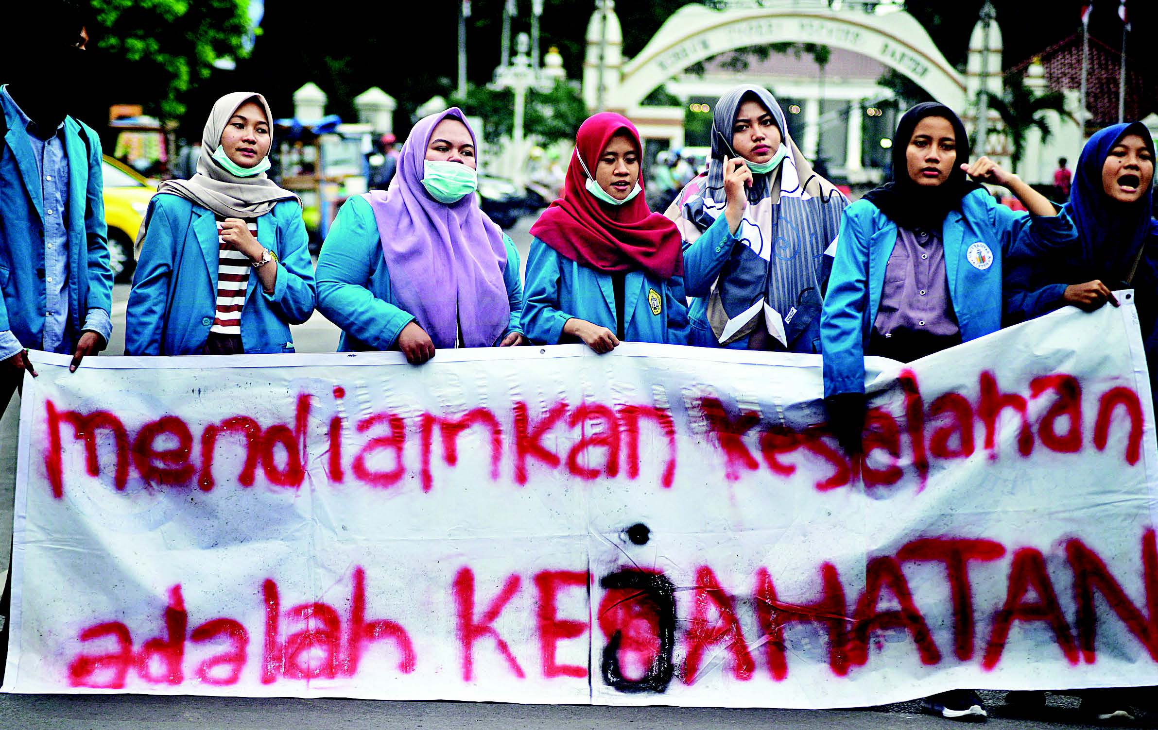 MAHASISWA yang tergabung dalam Barisan Pembela HAM (BPH) berunjuk rasa memperingati Hari HAM Se-Dunia di Alun-alun Serang, Banten, 