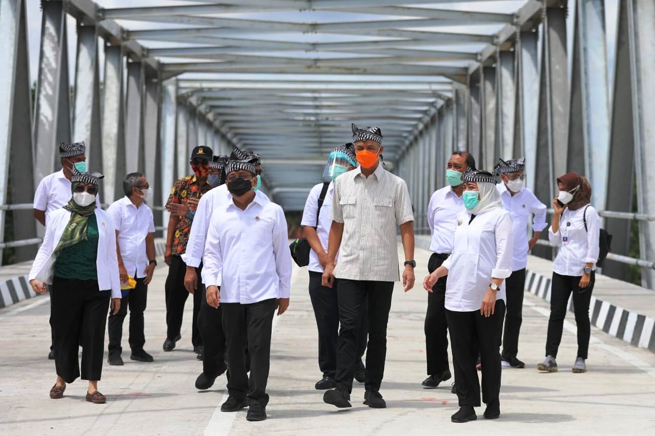 MENSESNEG Pratikno, Menhub Budi Karya Sumadi,dan Menteri PUPR Basuki didampingi Gubernur Jateng meresmikan Jembatan Terusan Bojonegoro-Blora