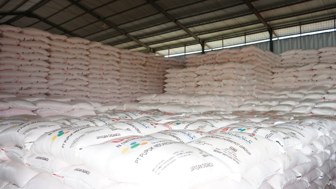 Stok pupuk di salah satu gudang milik PT Pupuk Indonesia