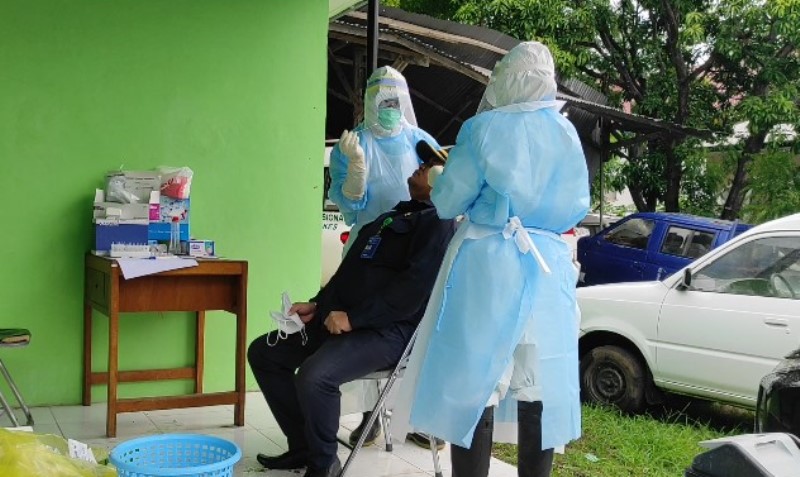 Ilustrasi pengambilan sampel swab untuk kasus covid-19