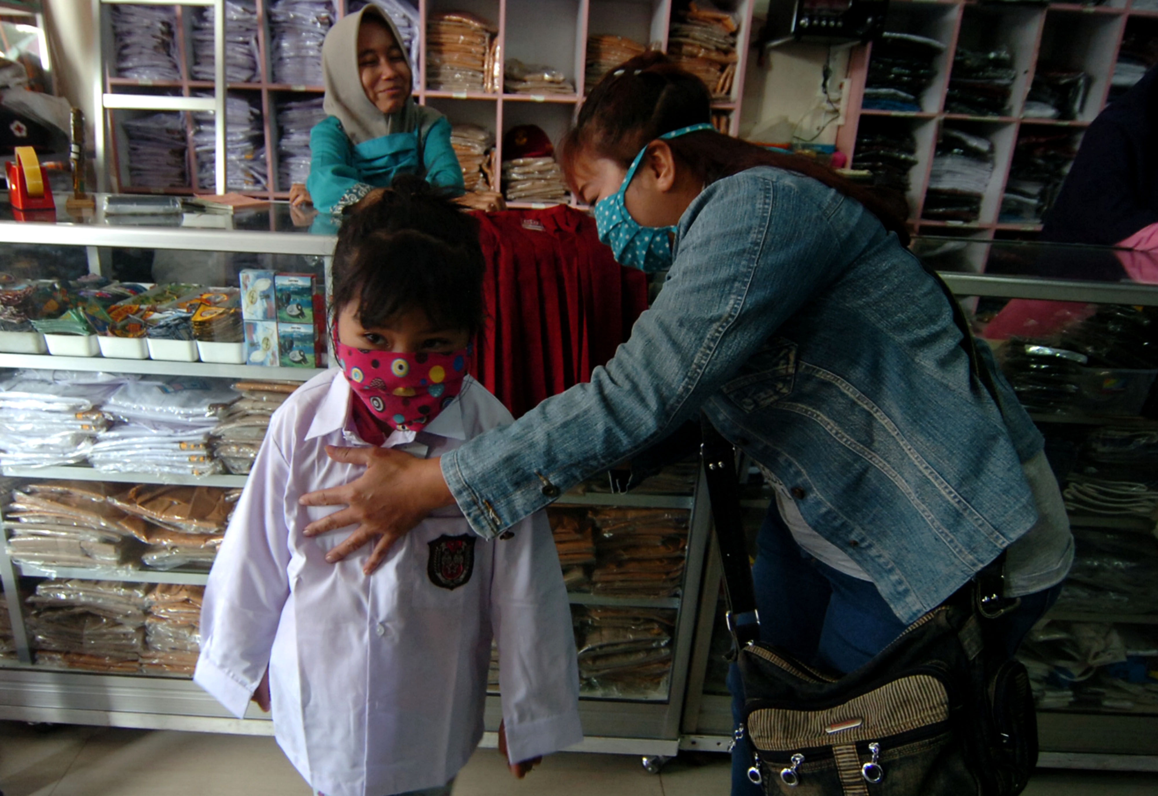 SERAGAM SEKOLAH: Kemendikbud mendorong seluruh pemda konsisten melakukan sosialisasi atas Permendikbud Nomor 45 tahun 2014