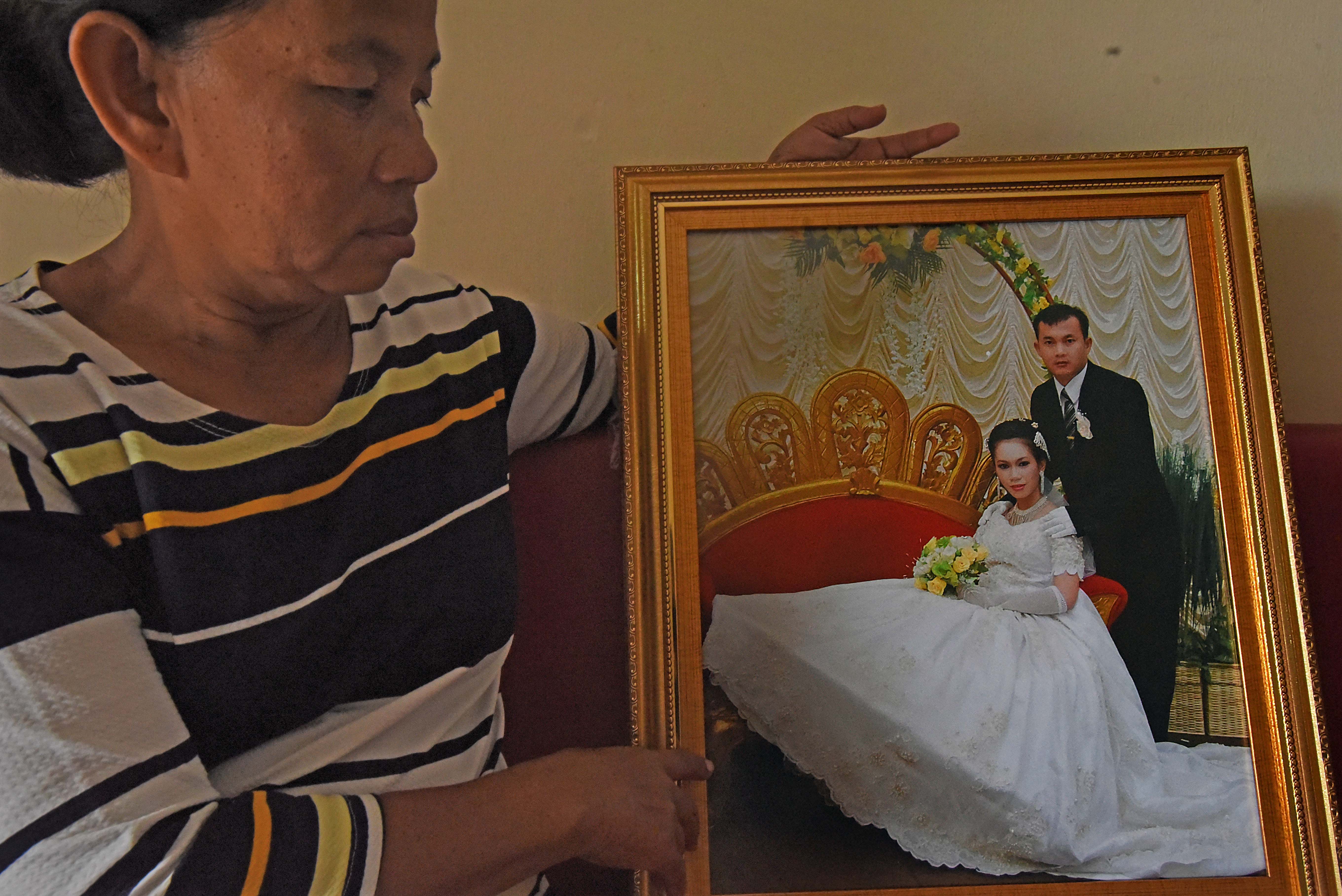 Anggota keluarga memperlihatkan foto pernikahan Arneta Fauziah, salah seorang korban kecelakaan Sriwijaya Air.