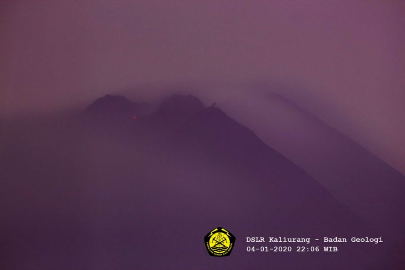 Guguran yang diduga lava pijar keluar dari Gunung Merapi, Senin malam, terpantau dari CCTV BPPTKG.