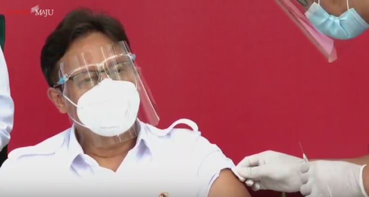 Menteri Kesehatan Budi G Sadikin mendapatkan suntikan vaksin covid-19.