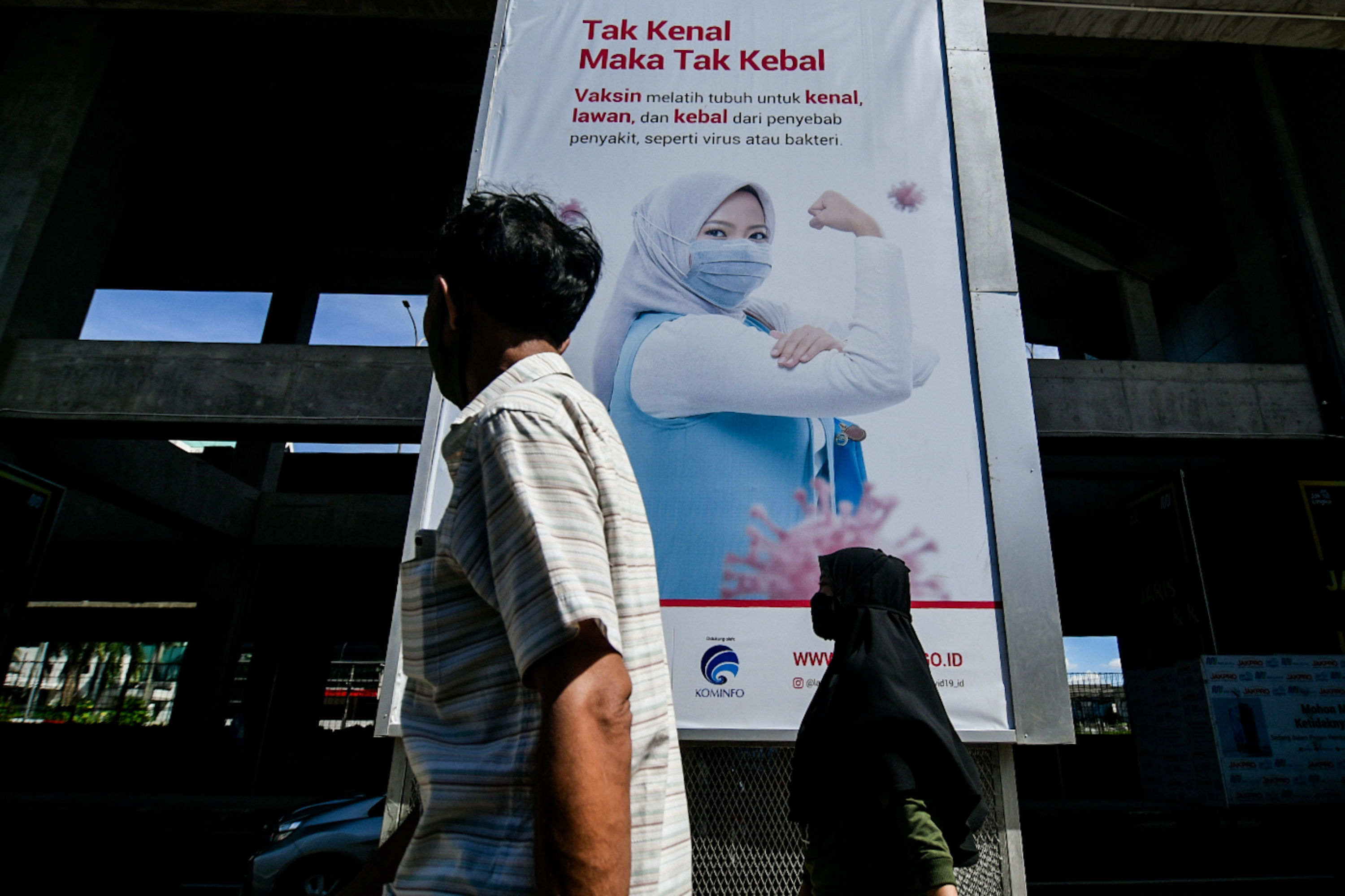  Baliho sosialisasi manfaat vaksinasi terpampang di jalan RA Kartini atau tepatnya dibawah Stasiun MRT Fatmawati, Jakarta, Selasa (1/12/2020