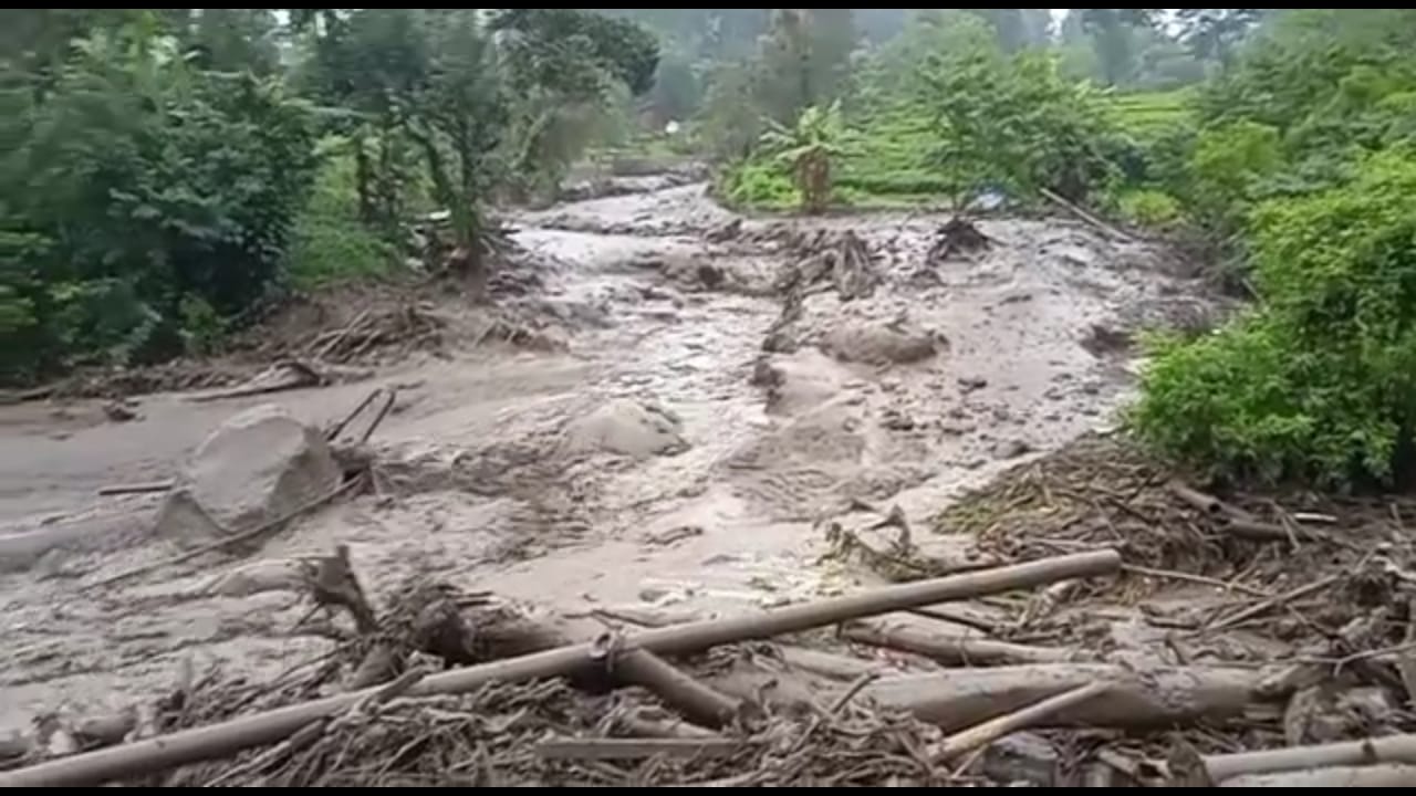 Banjir bandang menerjang Kecamatan Cisarua, Kabupaten Bogor, Selasa (19/1/2021).
