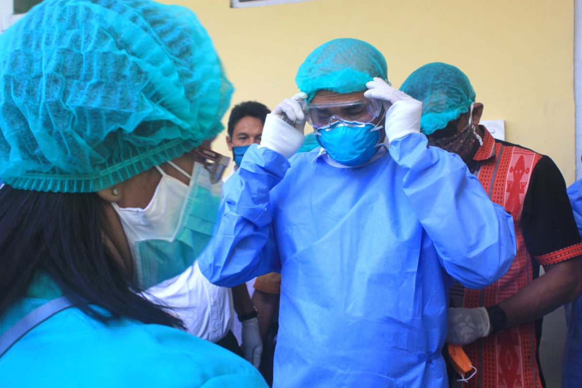 Gubernur NTT Viktor Laiskodat memakai APD saat masuk ke lab PCR Covid-19 RS WZ Johannes Kupang, Mei 2020.