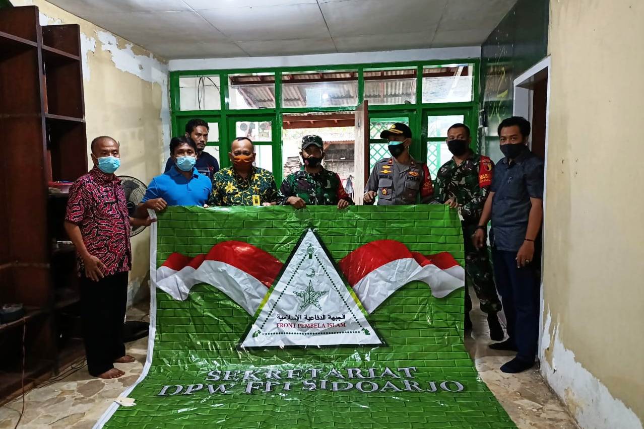 Petugas Gabungan Amankan Berbagai Atribut dari Sekretariat FPI Sidoarjo.