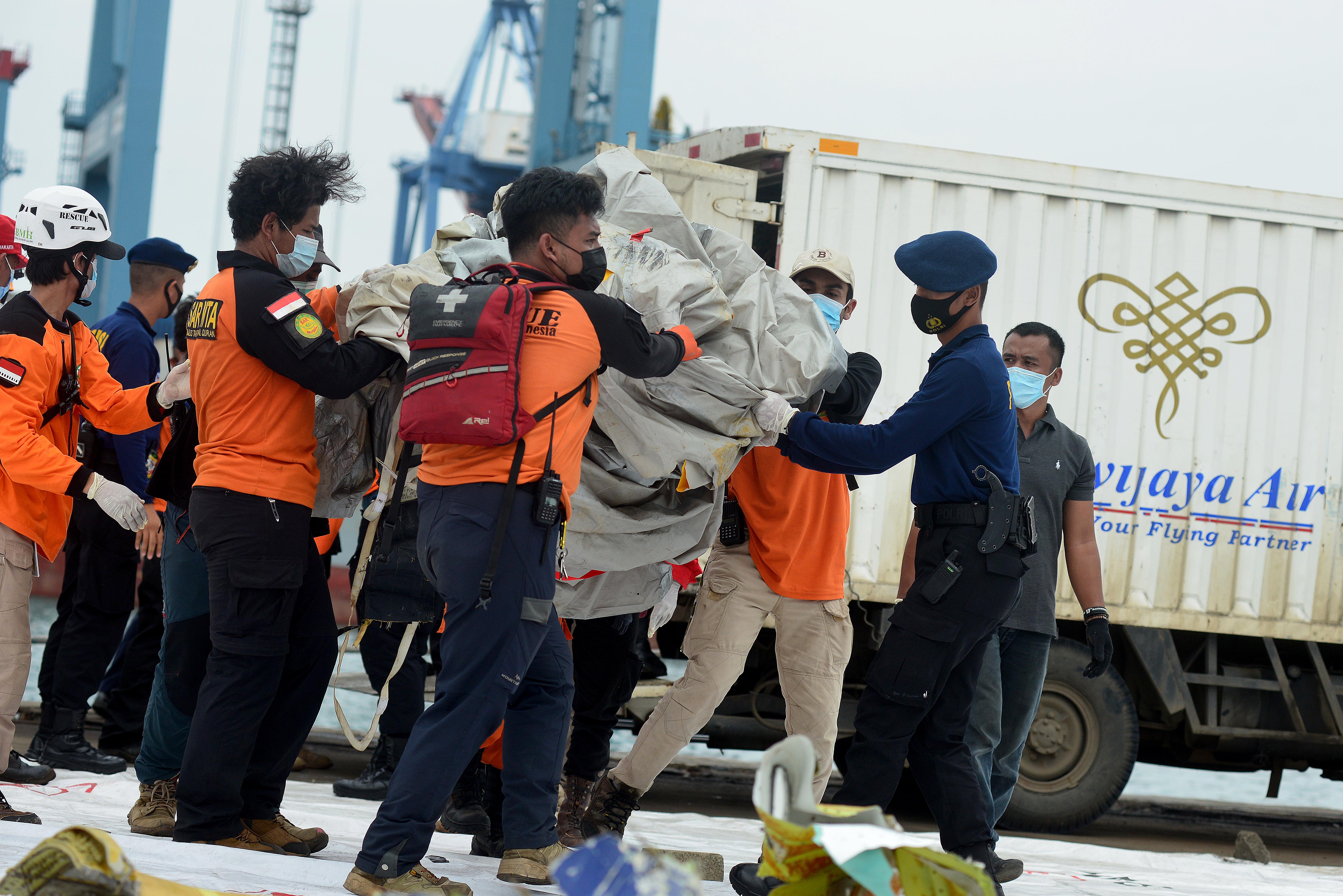 Petugas menata serpihan pesawat Sriwijaya Air S-J182 di Jakarta International Container Terminal (JICT), Tanjung Priok