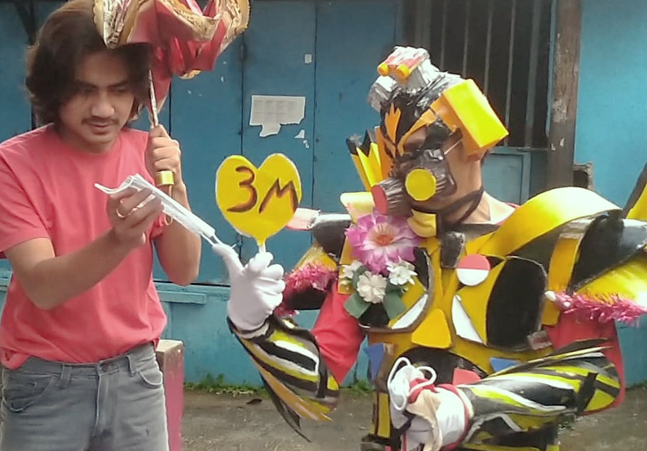 Herti Ruhiana, memakai replika kostum karakter robot mirip Transformers 