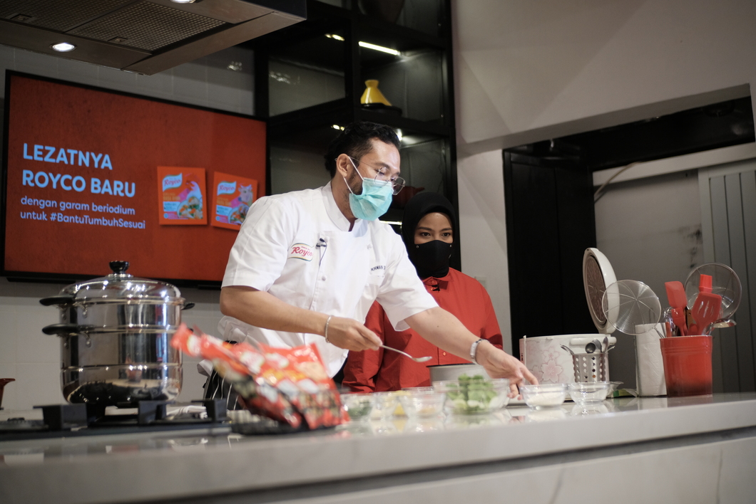 Demo masak Chef Norman Ismail bersama penyanyi Tantri 'Kotak' yang menggunakan bahan-bahan dari daftar 50 Pangan untuk Masa Depan.