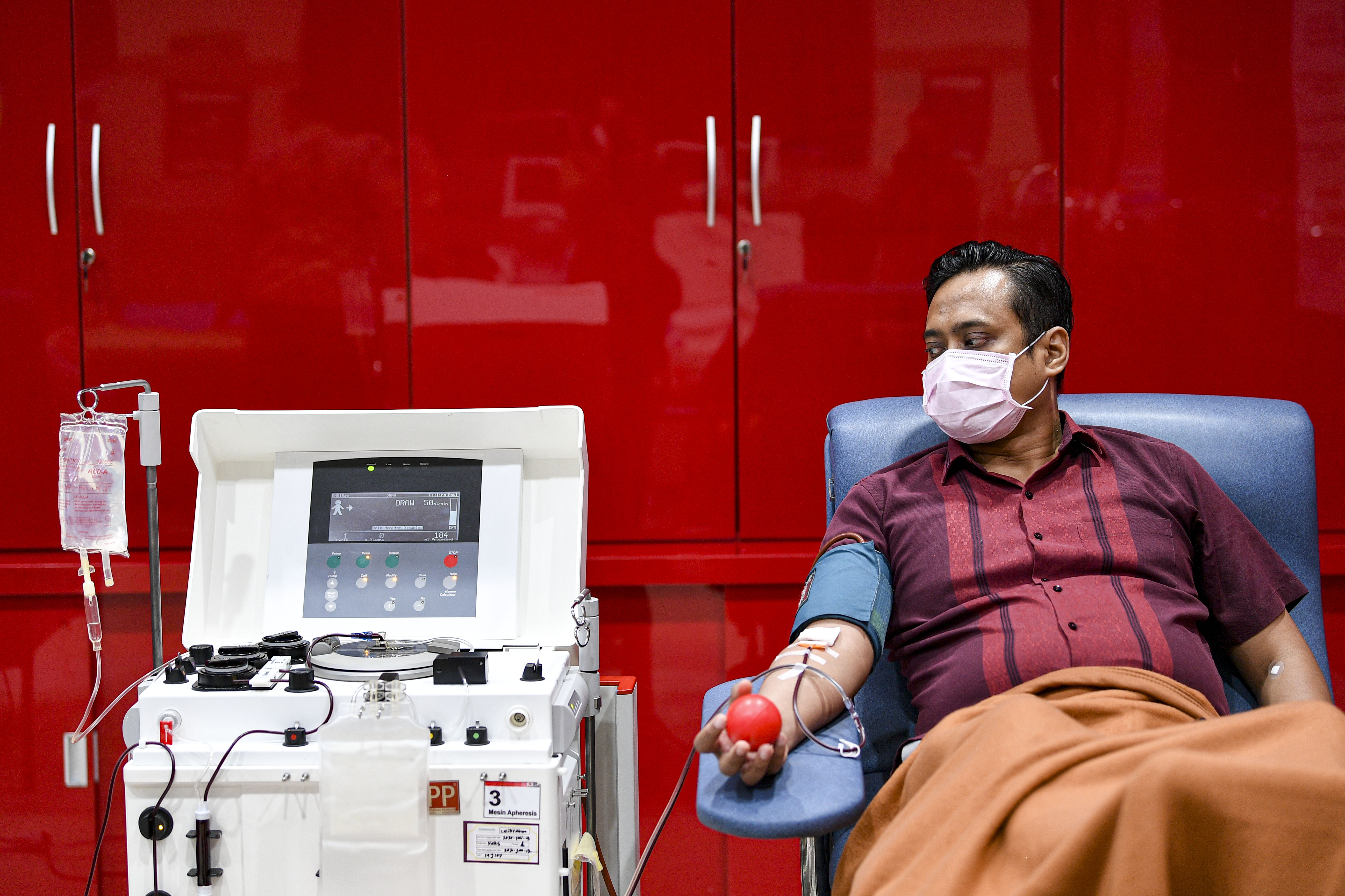 Proses pengambilan plasma konvalesen dari penyintas covid-19 di Surabaya, Jatim.