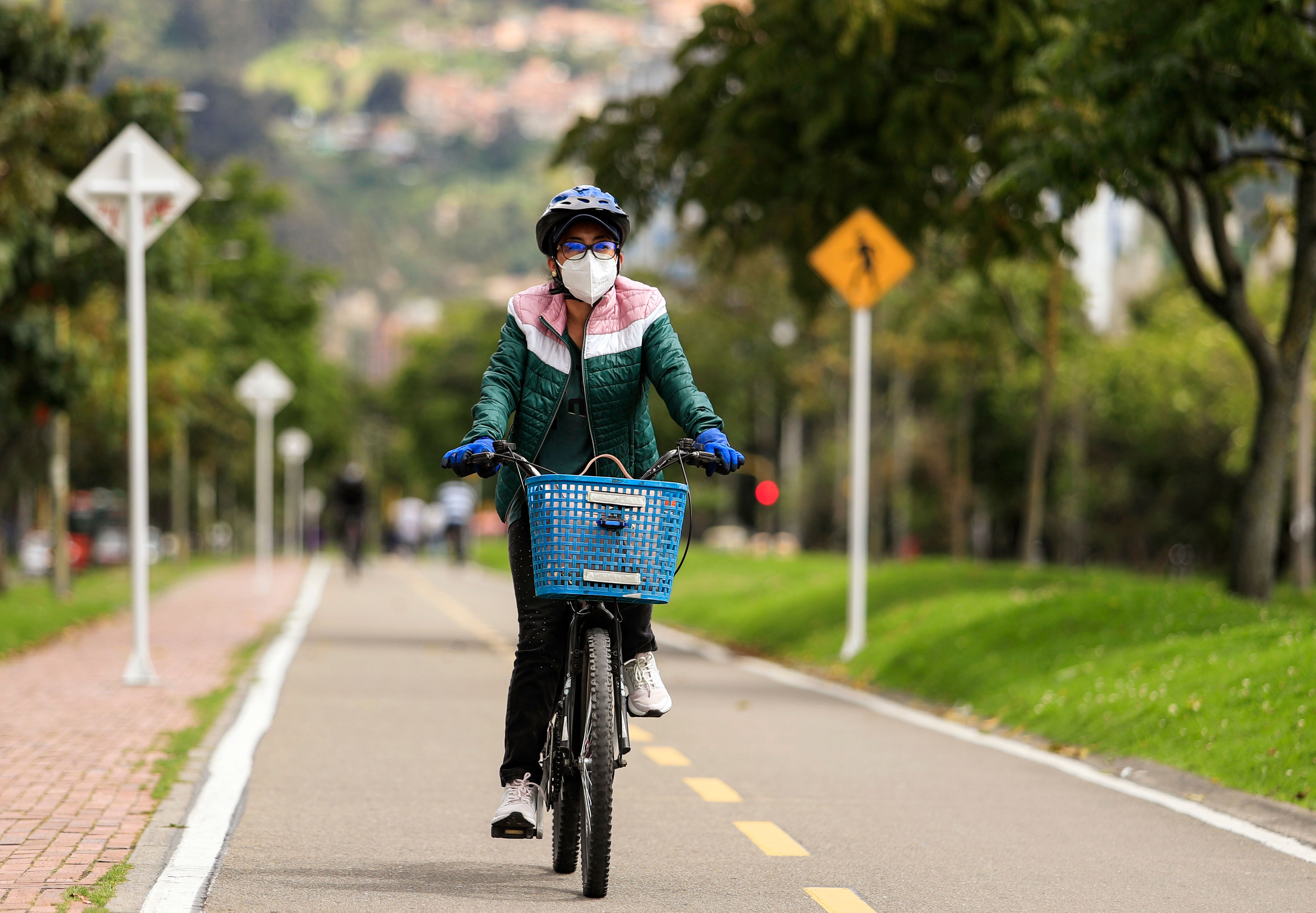 Warga mengenakan masker bersepeda di Bogota, Kolombia.