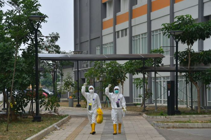 Aktivitas tim medis saat hendak menangani para pasien covid -19 di di Wisma Atlet, Kemayoran, Jakarta Pusat, Jumat (11/9/2020).