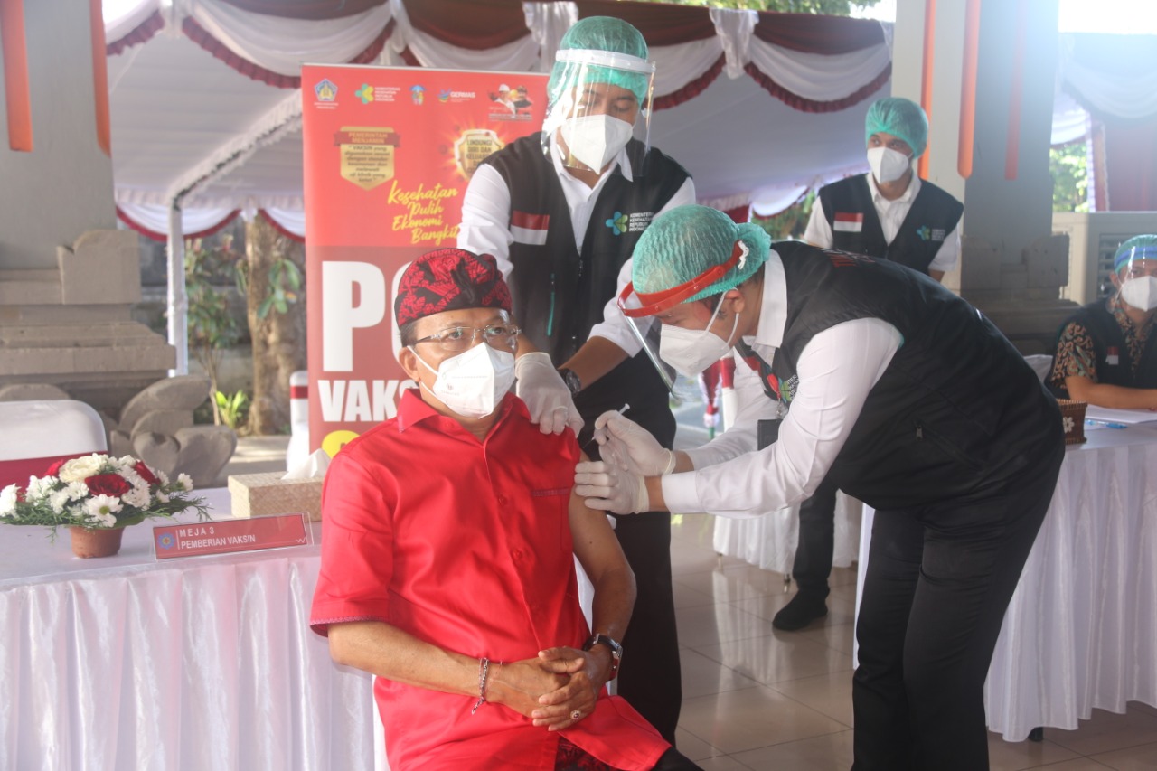 Gubernur Bali I Wayan Koster disuntik vaksin Covid kedua kalinya, Kamis (28/1/2021)