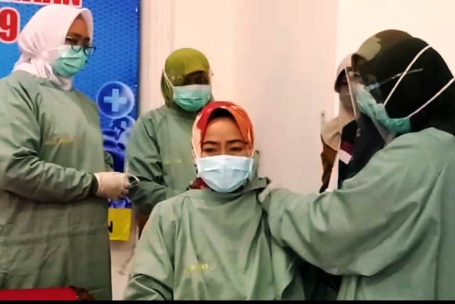 Ilustrasi vaksinasi pada nakes.