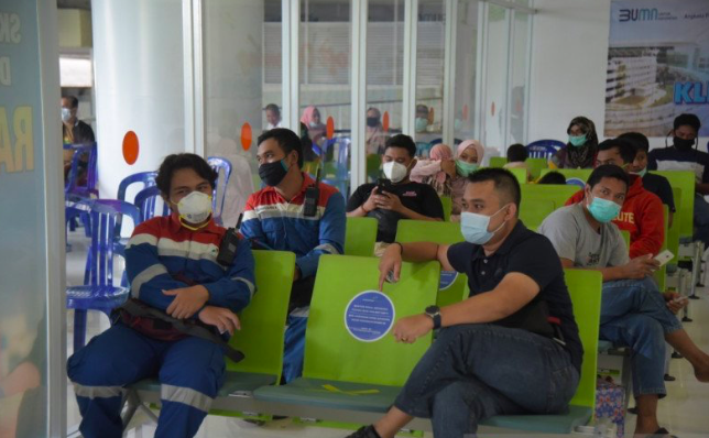 Ruang tunggu masuk pesawat Bandara Sepinggan. Tahun 2020 lalu hanya separo terisi. 