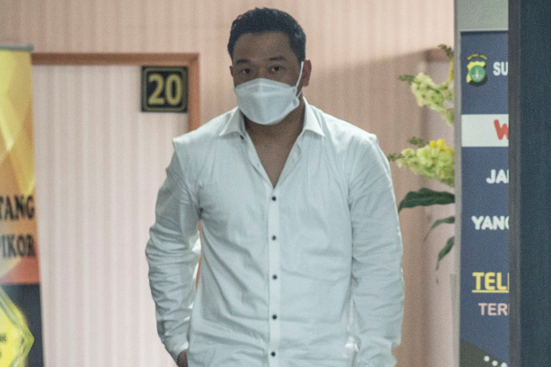 Michael Yukinobu Defretes alias Nobu bersiap menjalani pemeriksaan di Ditres Krimsus Polda Metro Jaya, Jakarta, Senin (4/1).