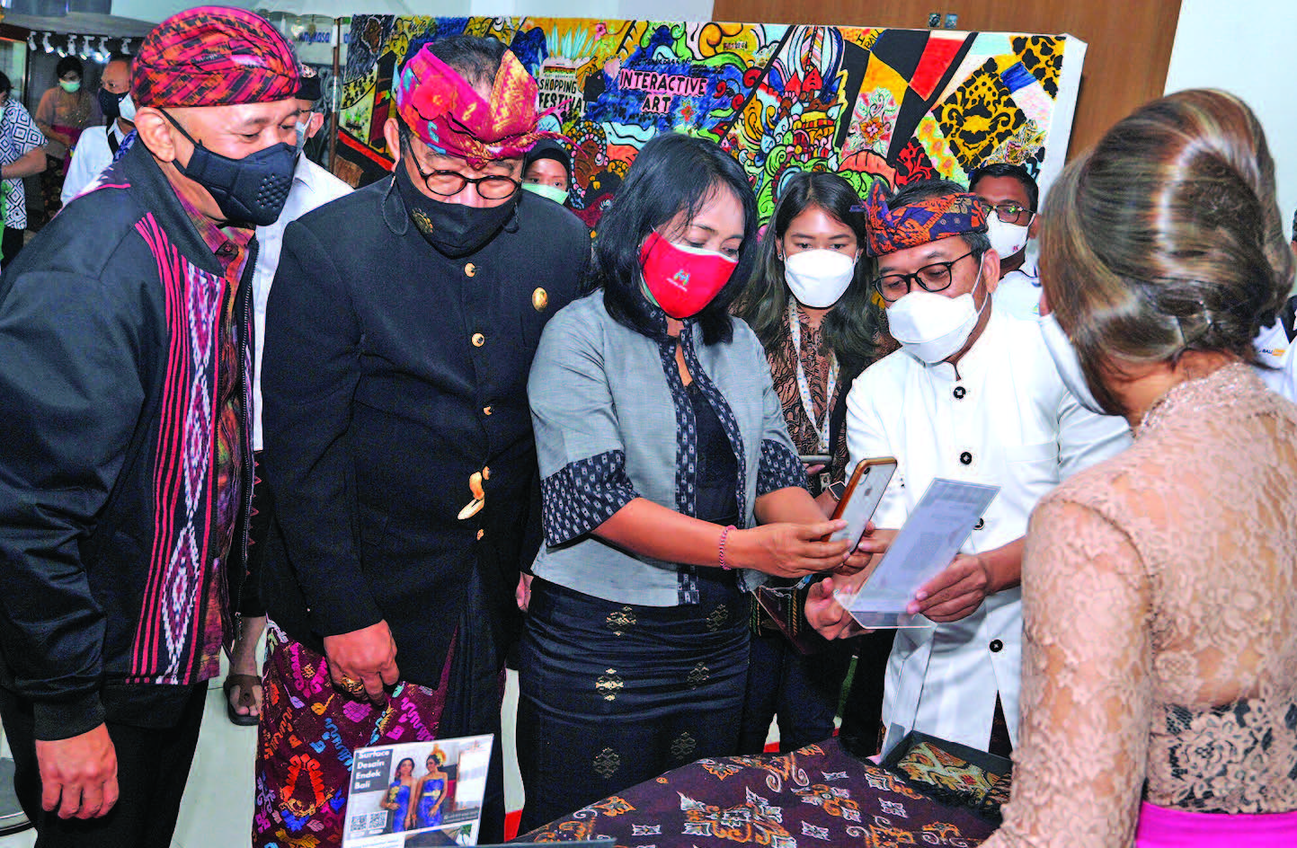 Transaksi pembayaran berbasis digital dengan menggunakan quick response code Indonesian standard (QRISRISRIS) di stan UMKM, Badung, Bali.