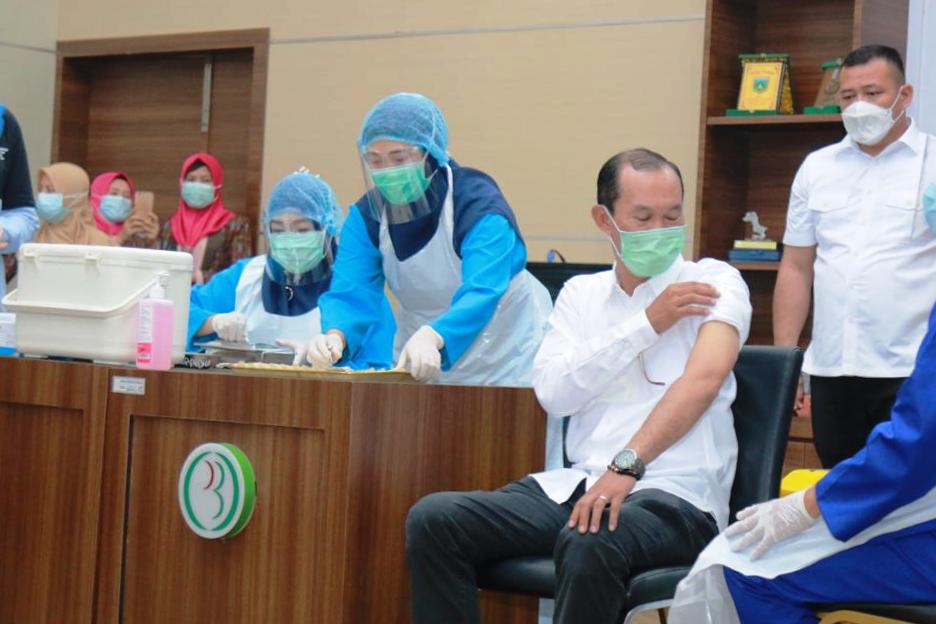 Wali Kota Palembang Harnojoyo menjalani suntik vaksin Covid-19 di RS Bari Palembang, Jumat (15/1).