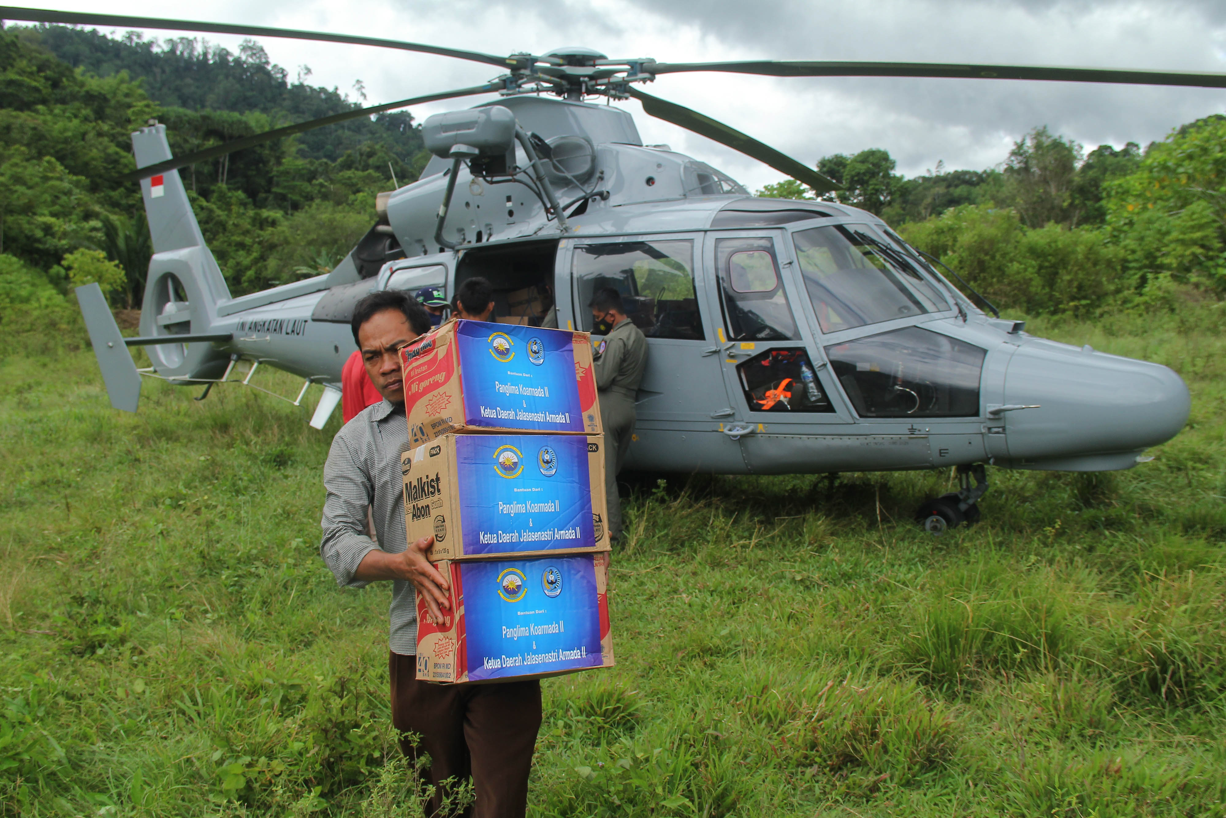 Helikopter BNPB Distribusi Bantuan Desa Terisolasi di Sulbar