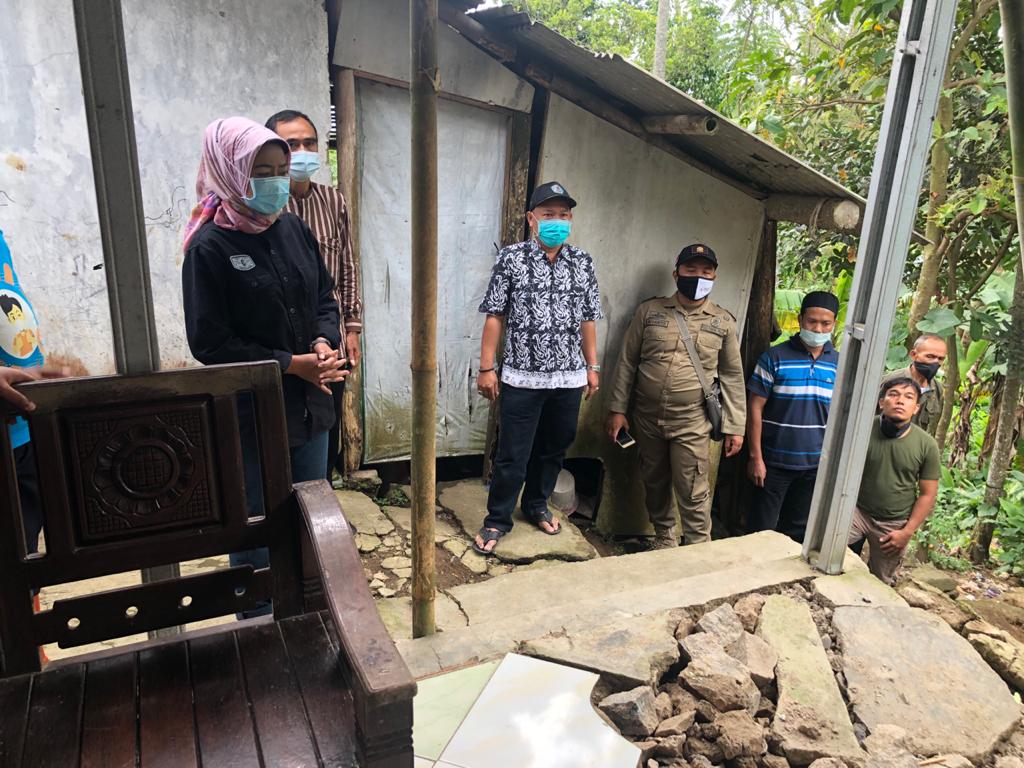 Bupati Brebes Idza Priyanti meninjau lokasi bencana tanah bergerak di Desa Manggis, Kecamatan Sirampog, Kabupaten Brebes.