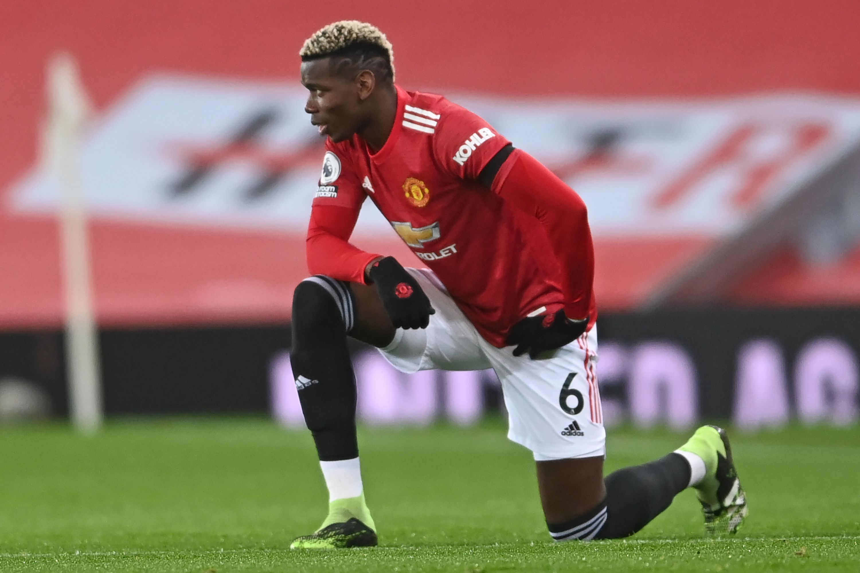 Geladang Manchester United Paul Pogba berlutut sebagai tolak rasisme jelang laga melawan Aston Villa.