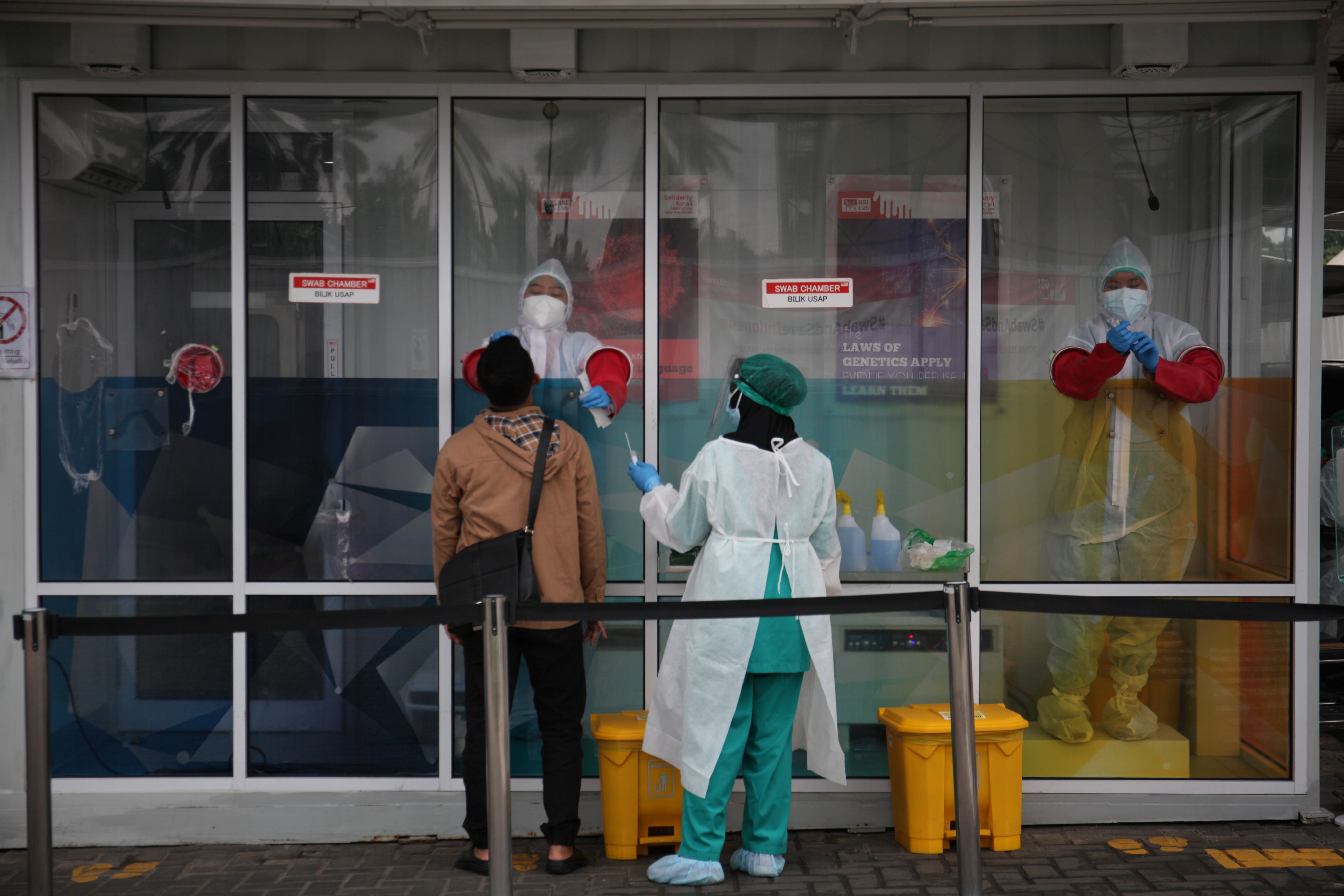 Warga menjalani tes usap atau swab test di Genomik Solidaritas Indonesia Laboratorium, Jakarta, Selasa (5/1/2021)