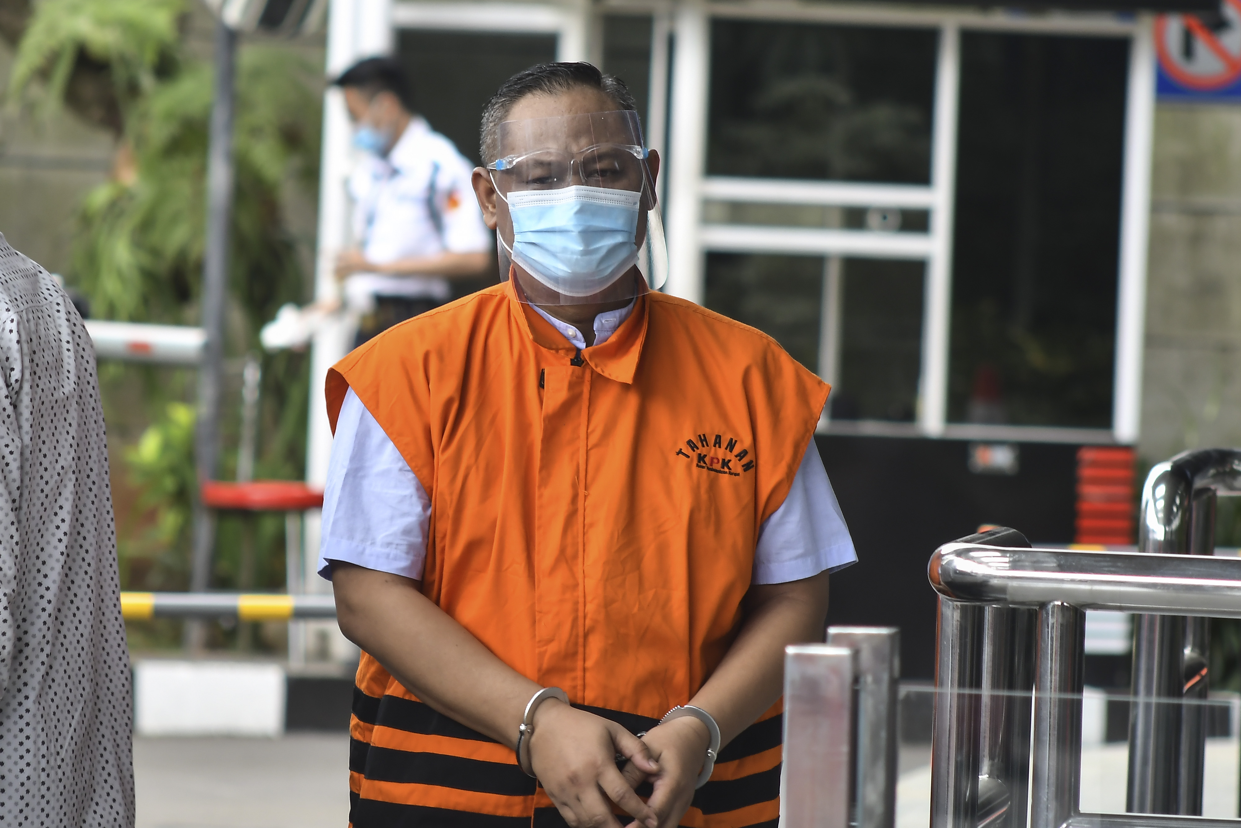 Pejabat pembuat komitmen di Kementerian Sosial Matheus Joko Santoso ketika hendak menjalani pemeriksaan di KPK, Senin (4/1).