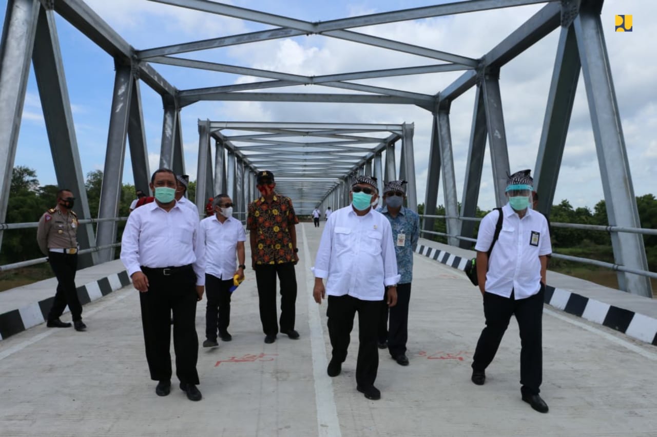 Tiga menteri meresmikan jembatan yang menghubunhgkan Bojonegoro dan Blora.