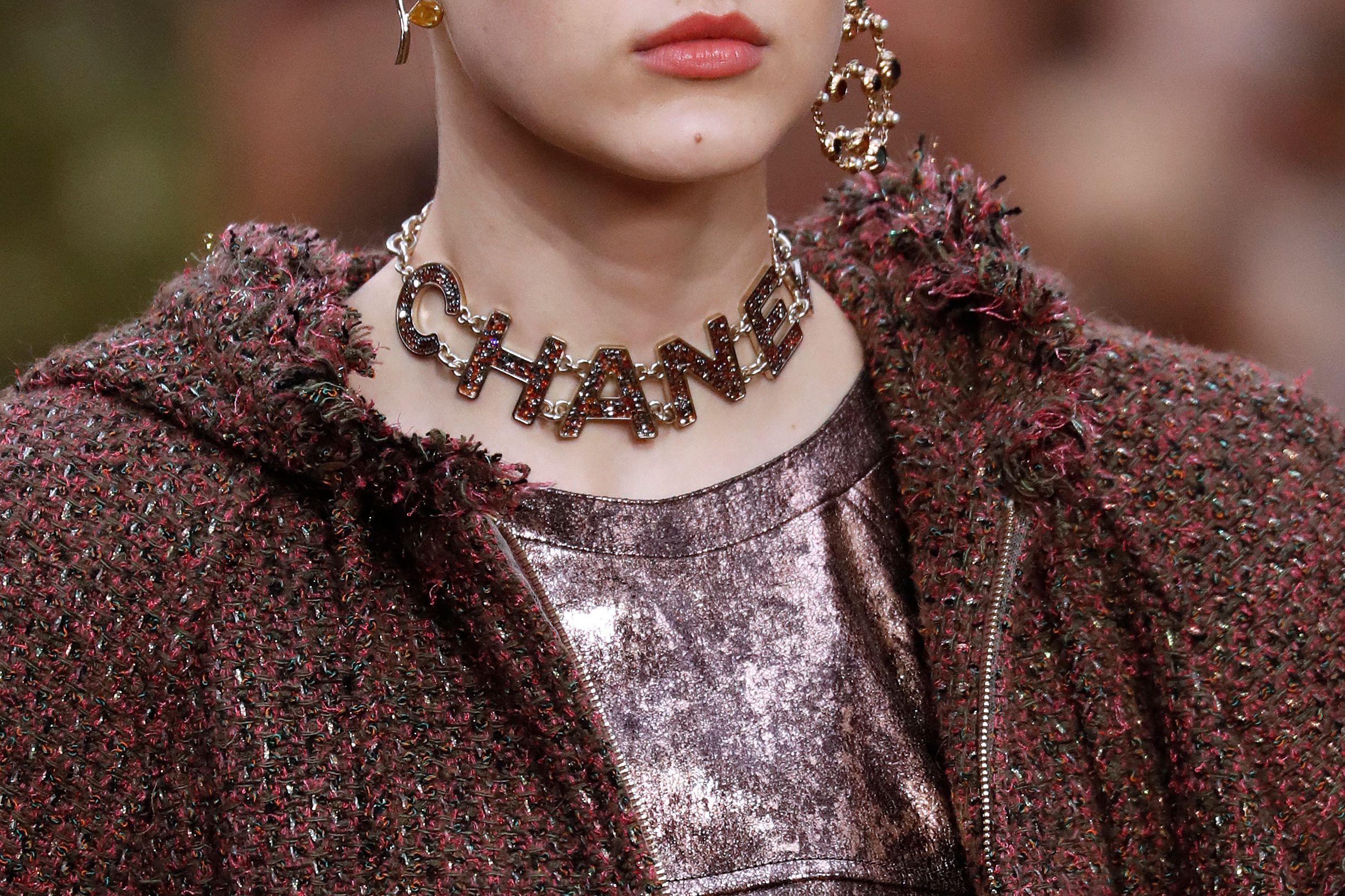 Model membawakan karya mendiang Gabriel Chanel dalam peragaan busana di Paris tahun lalu