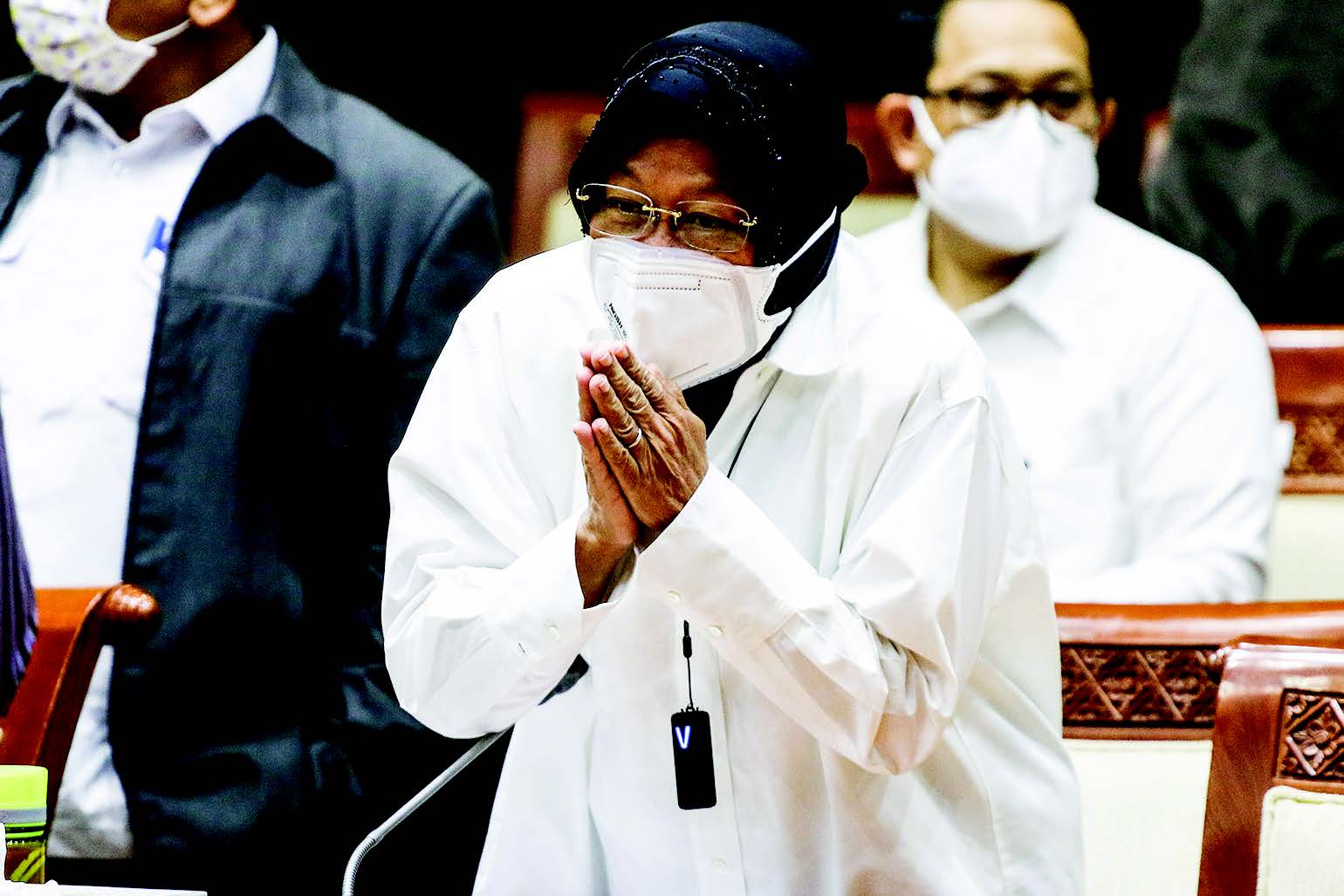 RAPAT KERJA MENSOS-KOMISI VIII DPR: Menteri Sosial Tri Rismaharini bersiap mengikuti rapat kerja bersama Komisi VIII DPR di kompleks parleme