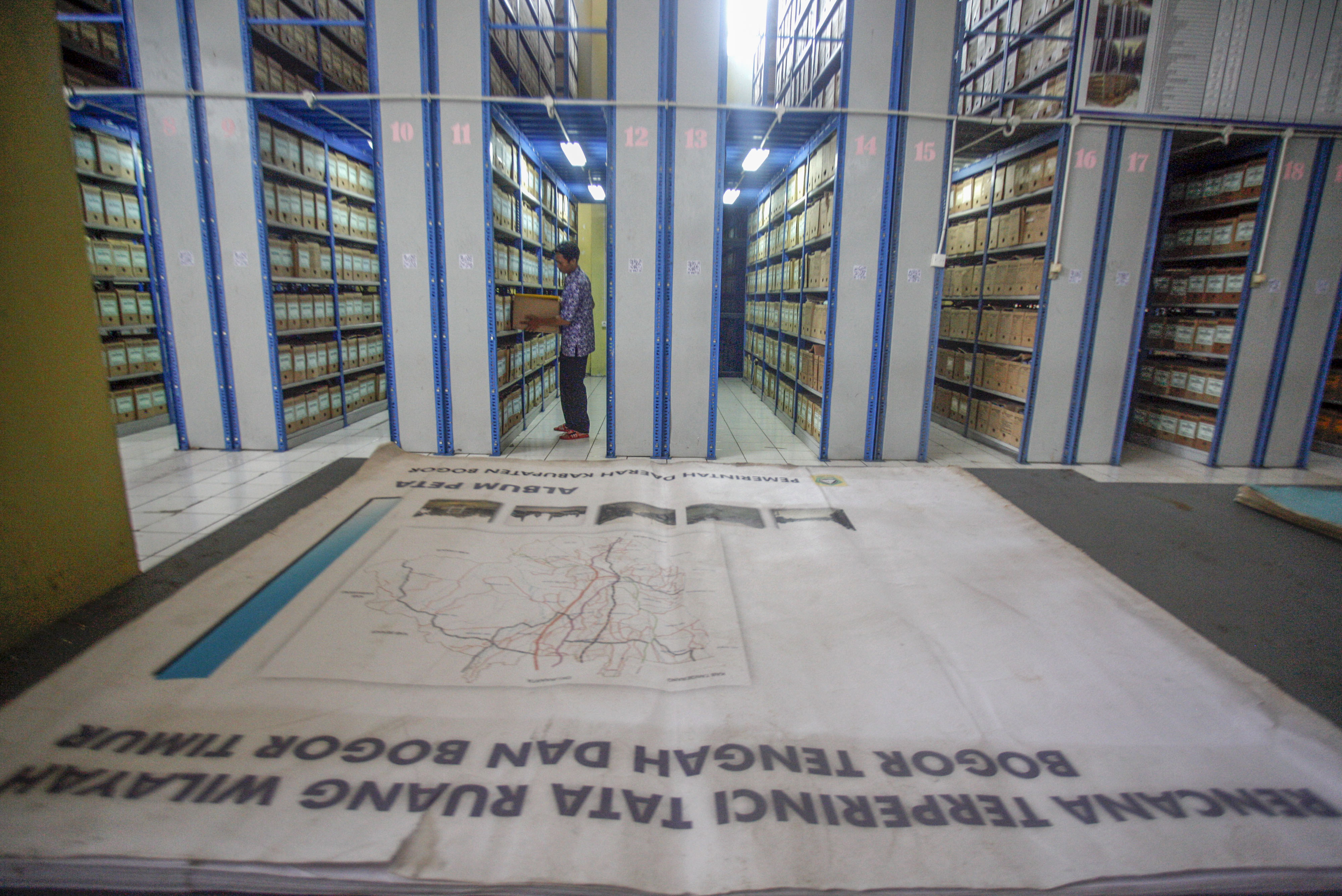 PENGELOLAAN ARSIP NASIONAL: Petugas menata arsip di Gedung Arsip dan Perpustakaan, Cibinong, Bogor, Jawa Barat.