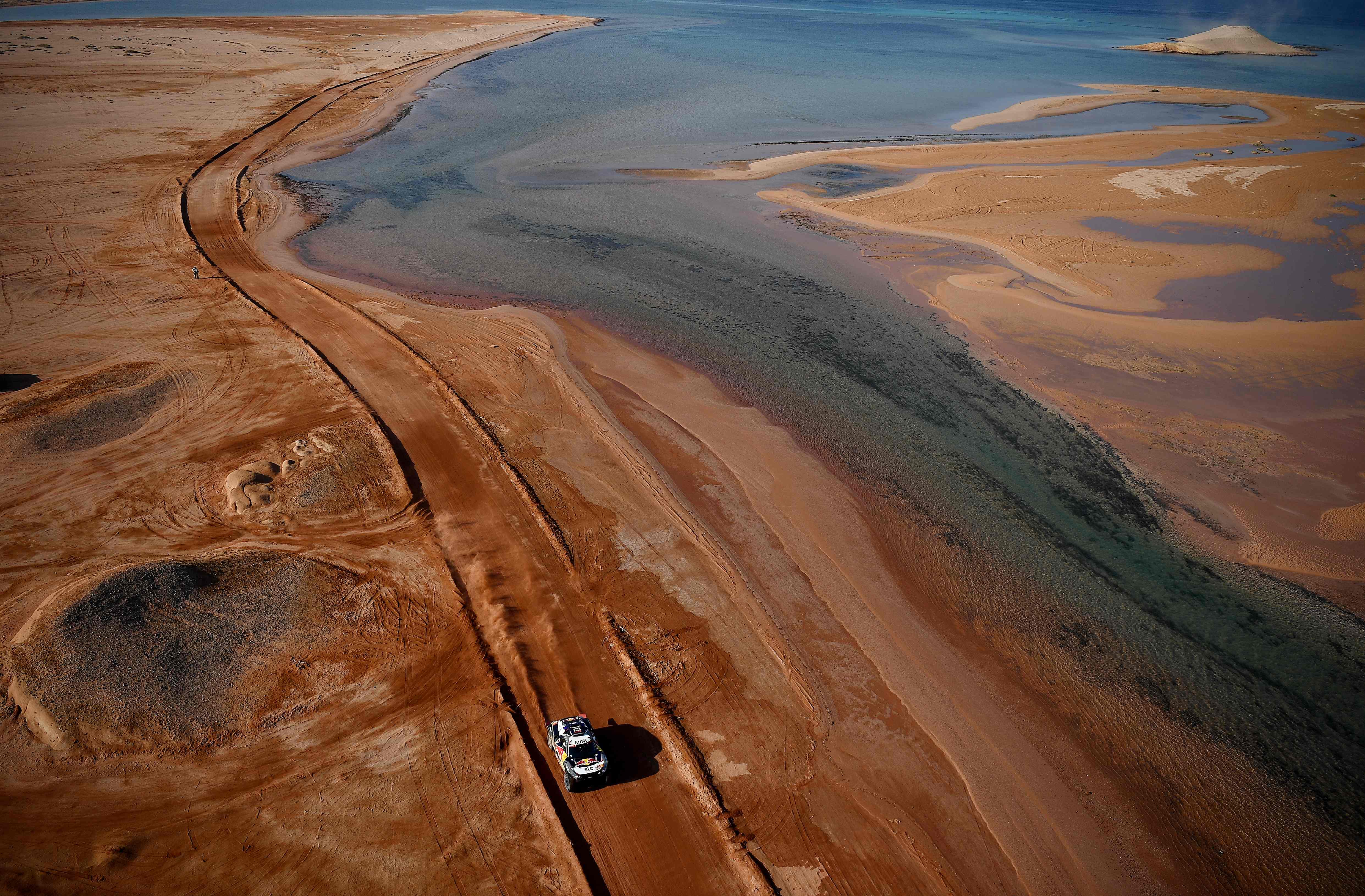 Pembalap Prancis Stephane Peterhansel menjuarai etape 9 Reli Daklar 2021, Selasa (12/1).