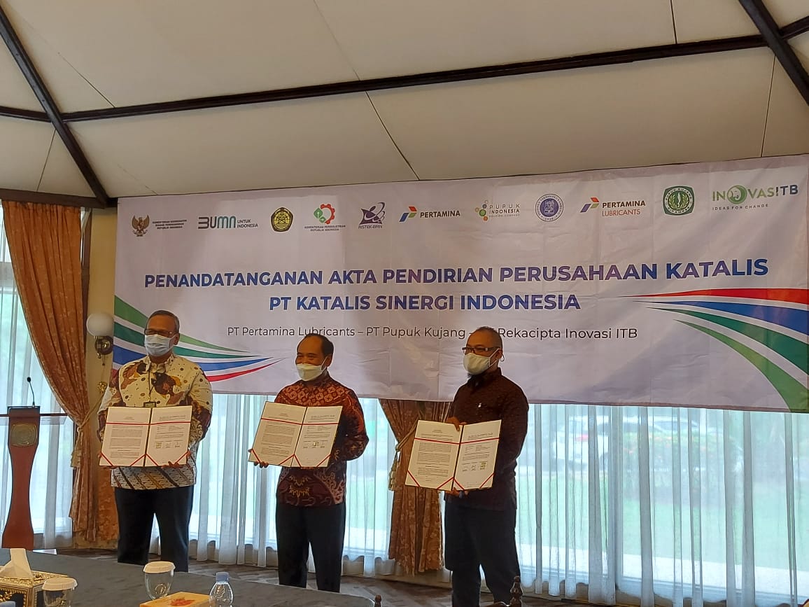 Penandatanganan MoU pendirian perusahaan patungan PT Katalis Sinergi Indonesia.