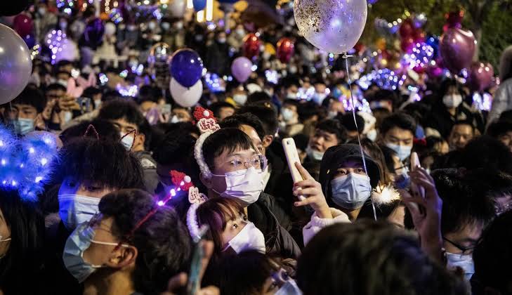 Penduduk Wuhan saat merayakan Tahun Baru 2021