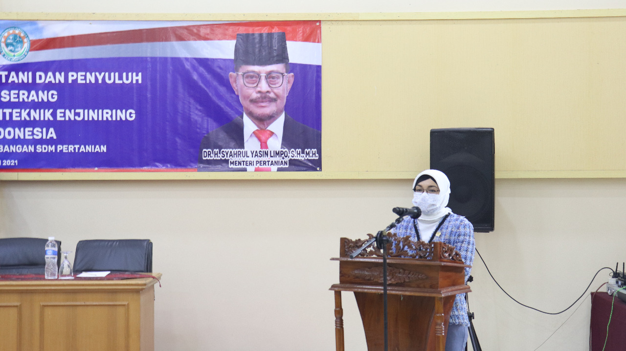 Anggota  DPR RI Nuraini yang turut hadir memberikan apresiasi dalam kegiatan Kostratani di Serang, Banten. 