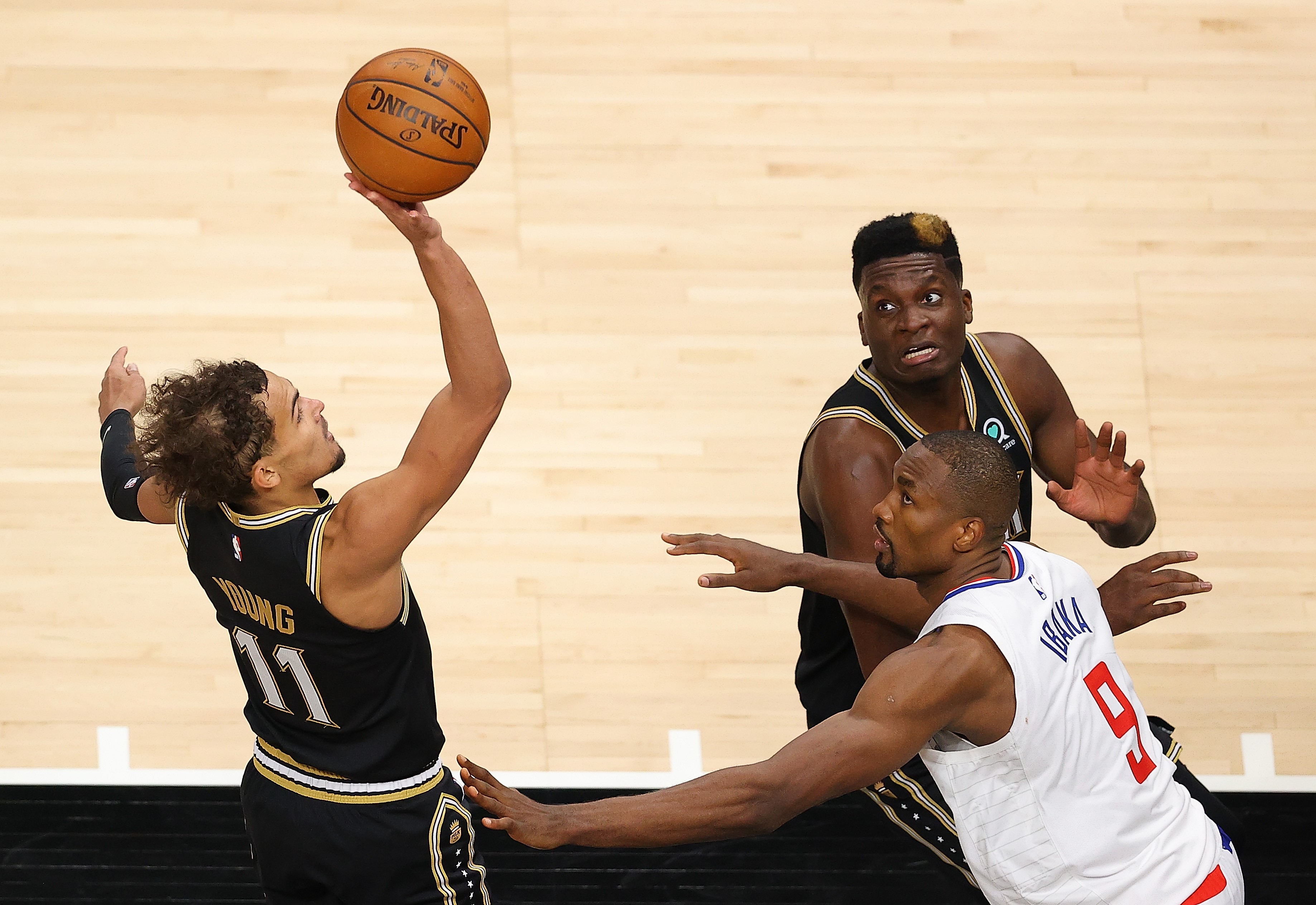 Bintang Atlanta Hawks Trae Young melepaskan tembakan dalam laga NBA melawan Los Angeles Clippers.