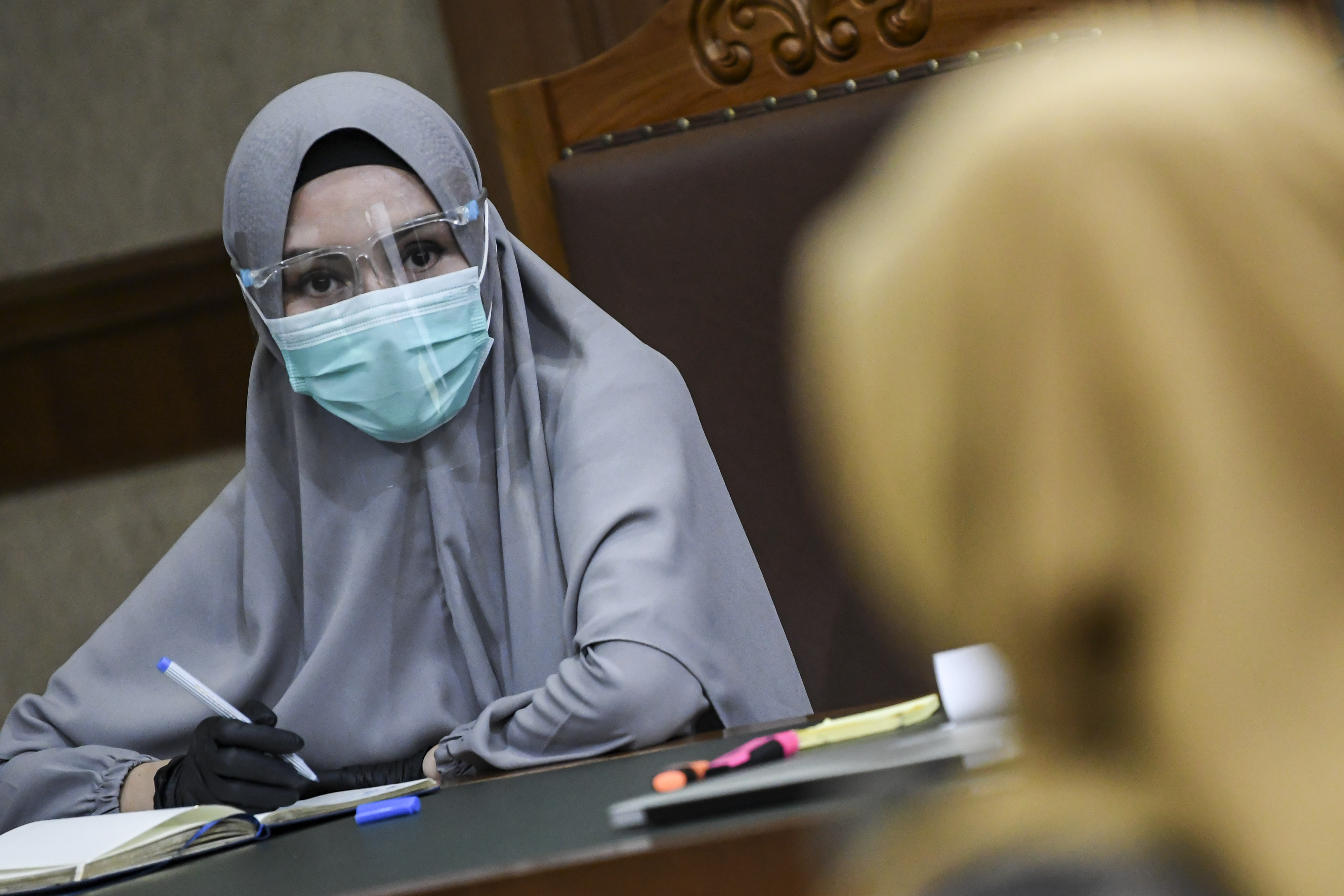 Terdakwa kasus dugaan suap dan gratifikasi pengurusan fatwa Mahkamah Agung (MA) Djoko Tjandra, Jaksa Pinangki Sirna Malasari (kiri).