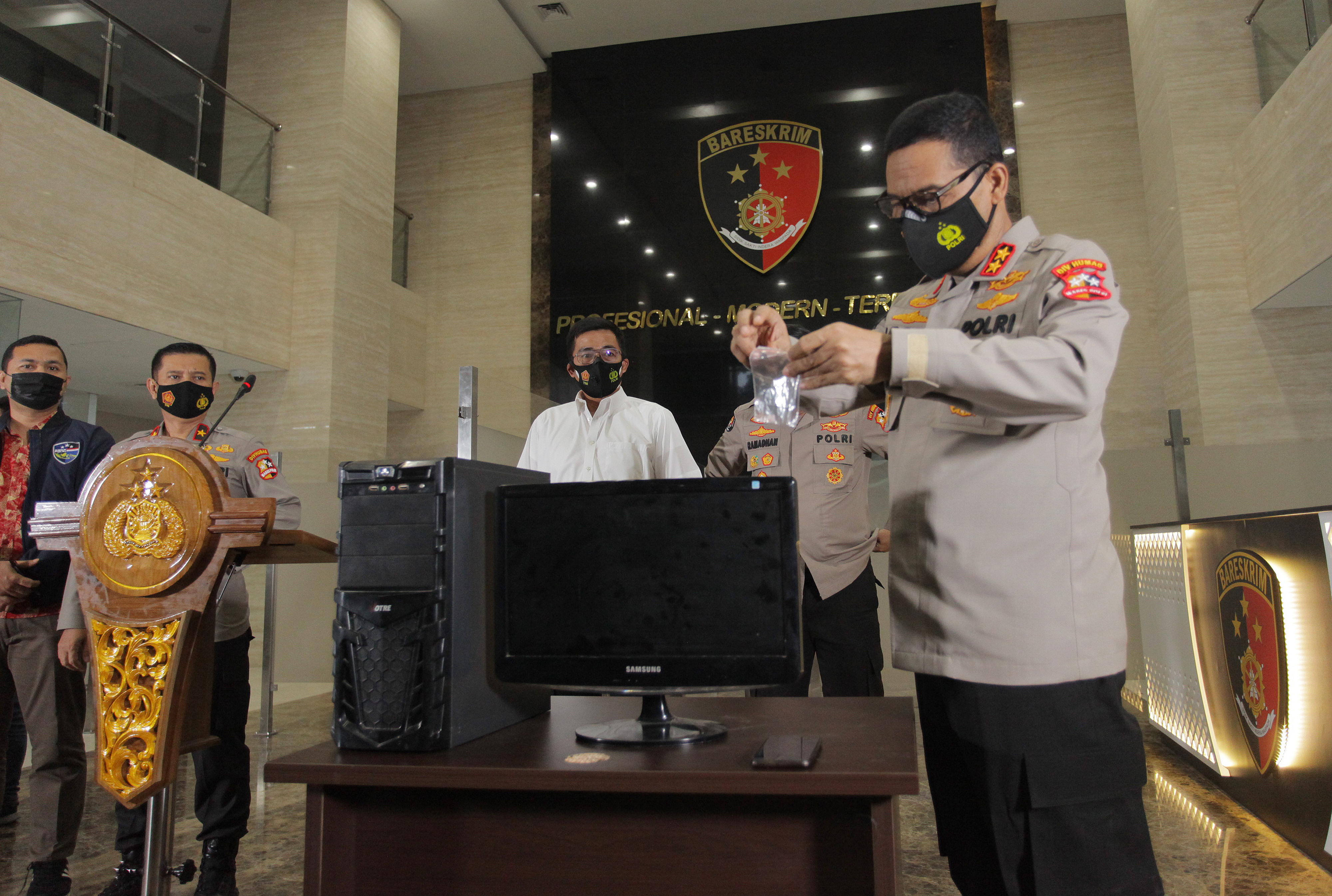 Kadivhumas Polri Irjen Argo Yuwono menunjukkan barang bukti komputer saat memberikan keterangan pers terkait kasus parodi lagu 