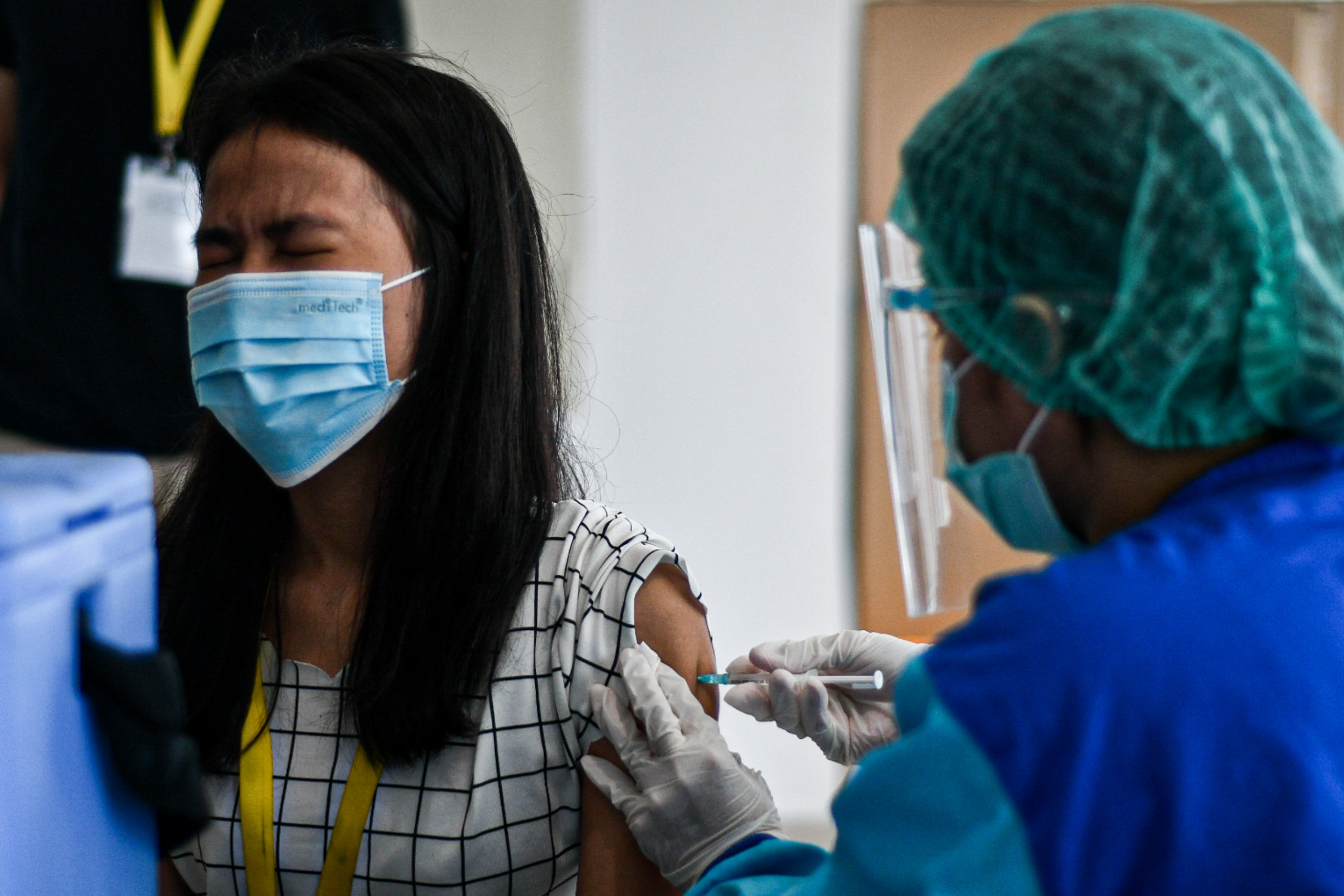 Vaksinator menyuntikkan vaksin Sinovac kepada tenaga kesehatan di RS Darurat Covid-19 Wisma Atlet Kemayoran Jakarta Pusat.