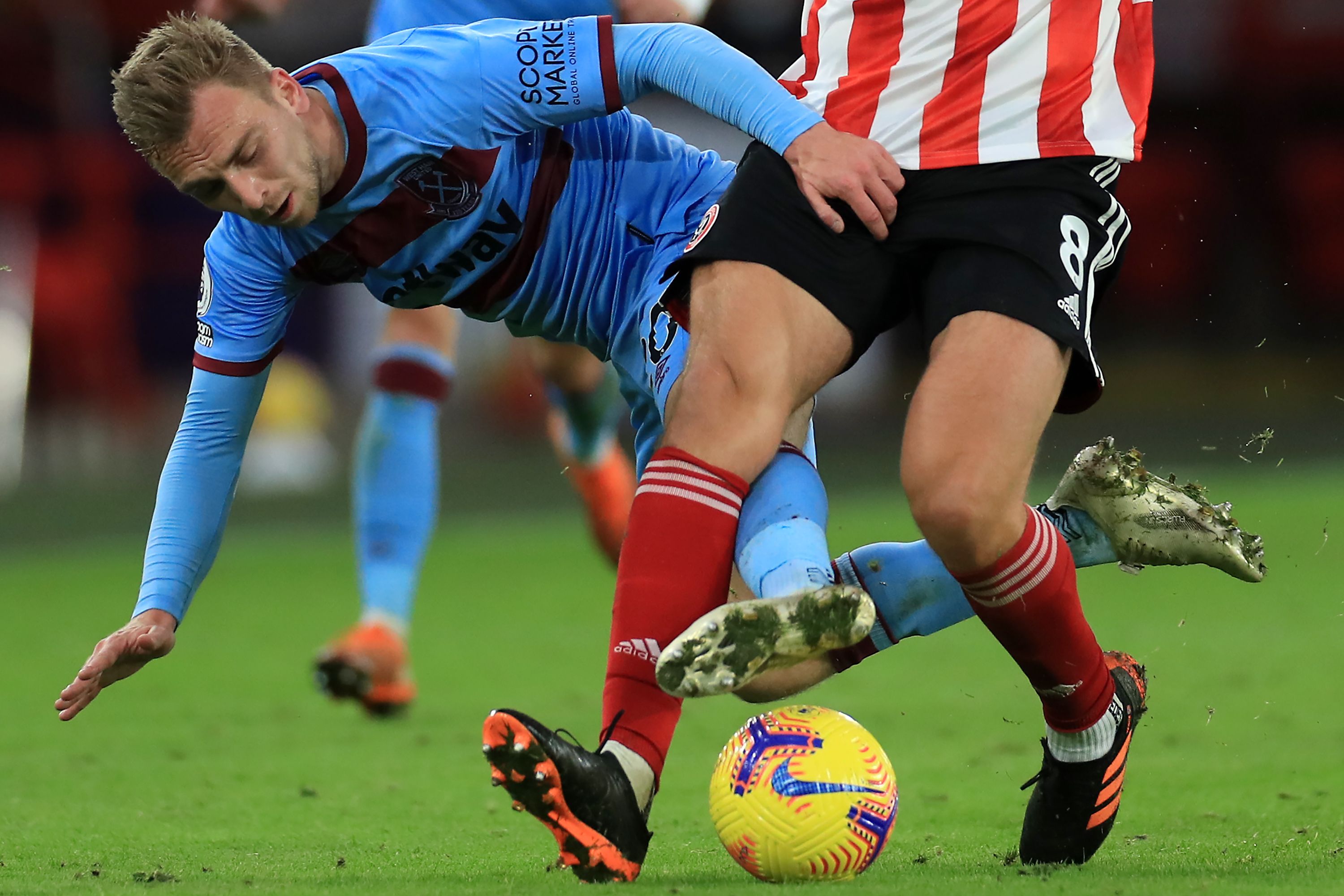 Striker West Ham United asal Inggris Jarrod Bowen (kiri) berebut bola dalam liga Primer Inggris.