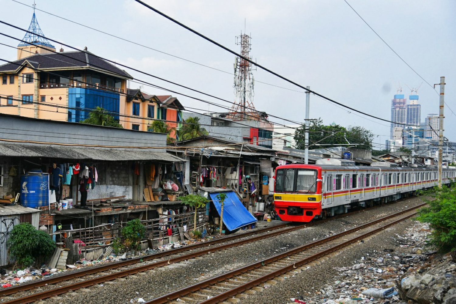 Pemukiman penduduk Kampung Bakti di bantaran Kali Roxi, Kecamatan Gambir, Cideng, Jakarta Pusat.