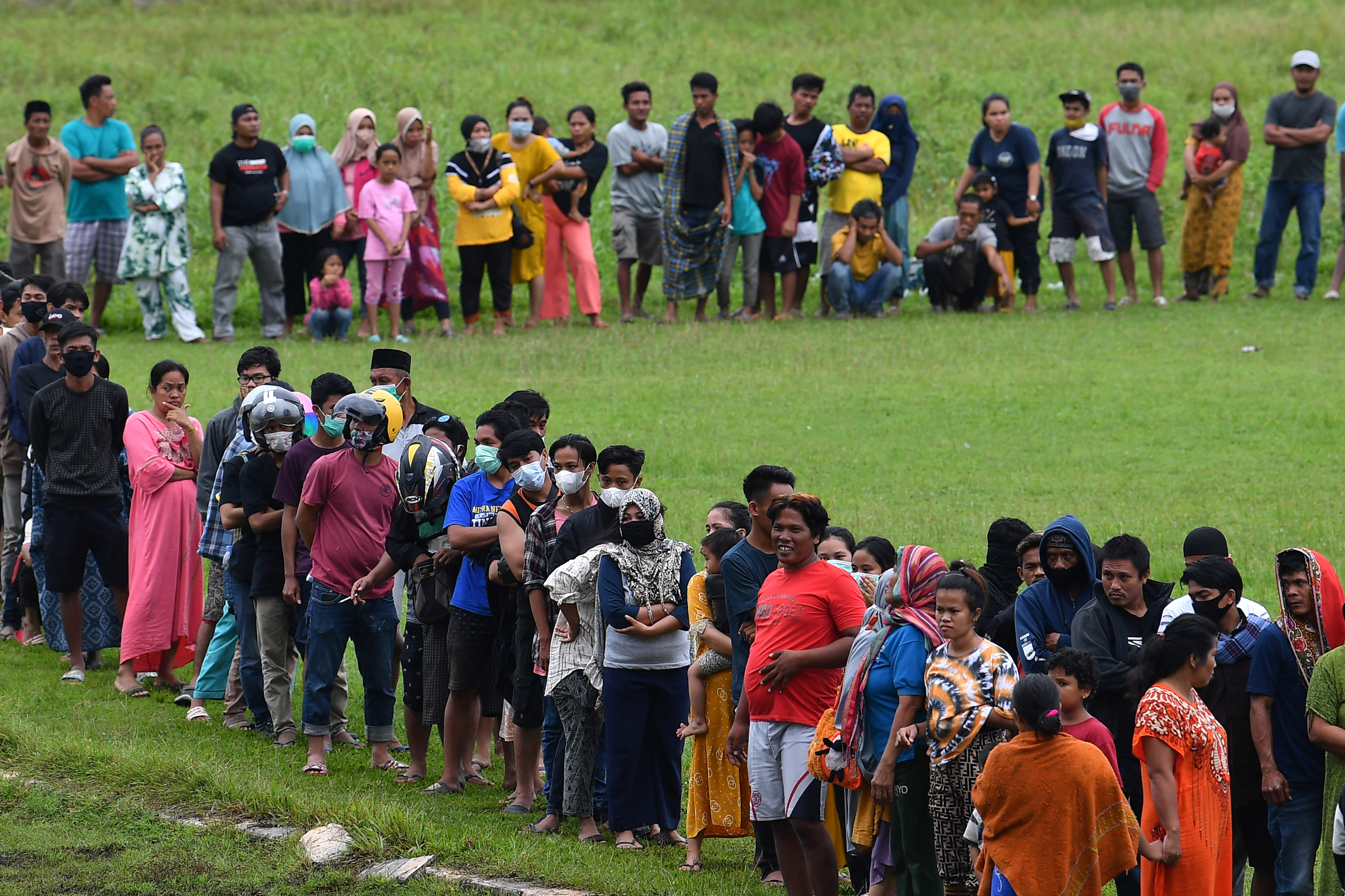 Warga korban gempa Sulbar antre bantuan