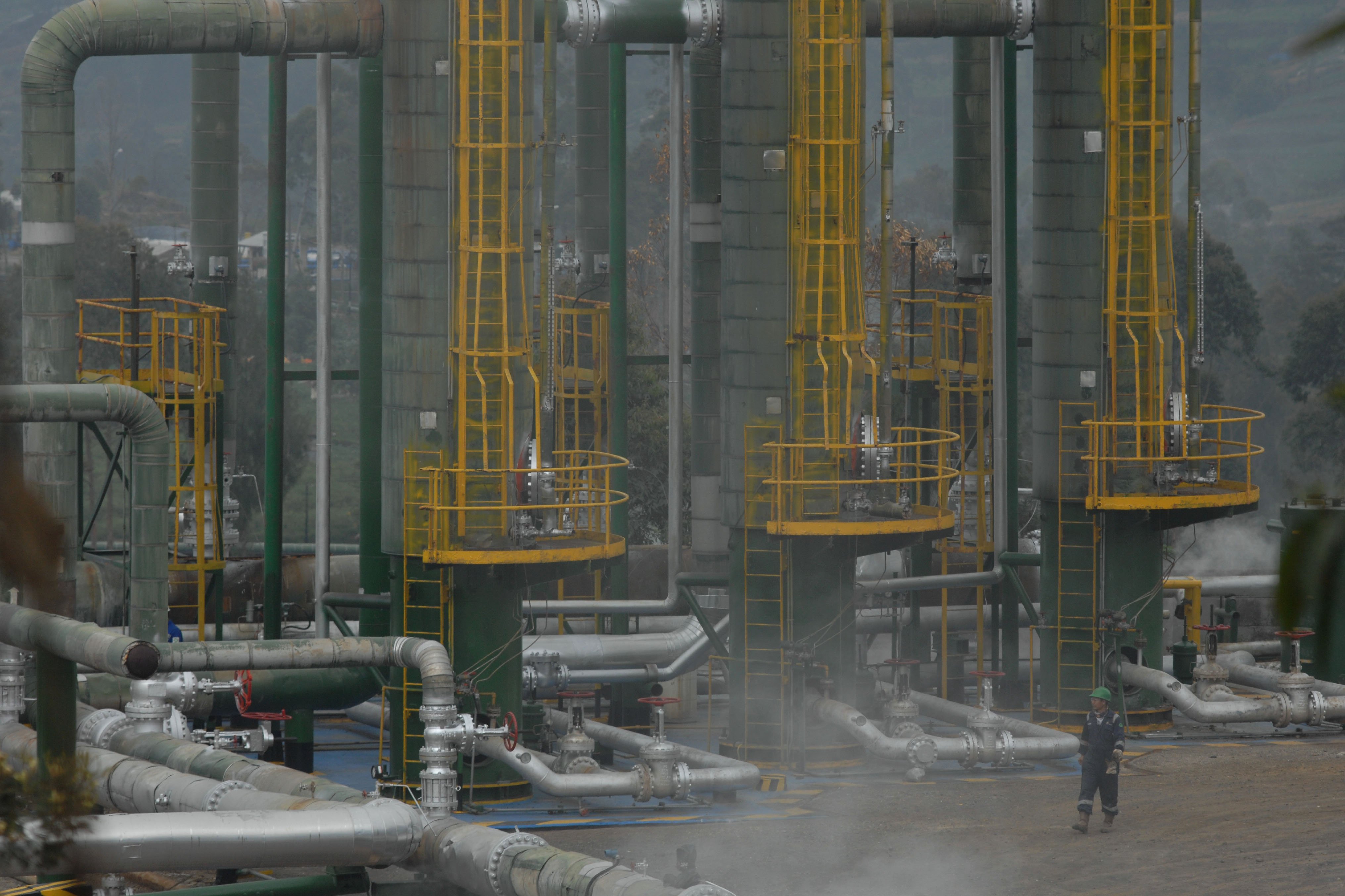 Pekerja beraktivitas di areal instalasi Pembangkit Listrik Tenaga Panas Bumi (PLTP) PT Geo Dipa Energy, di Banjarnegara, Jawa Tengah.